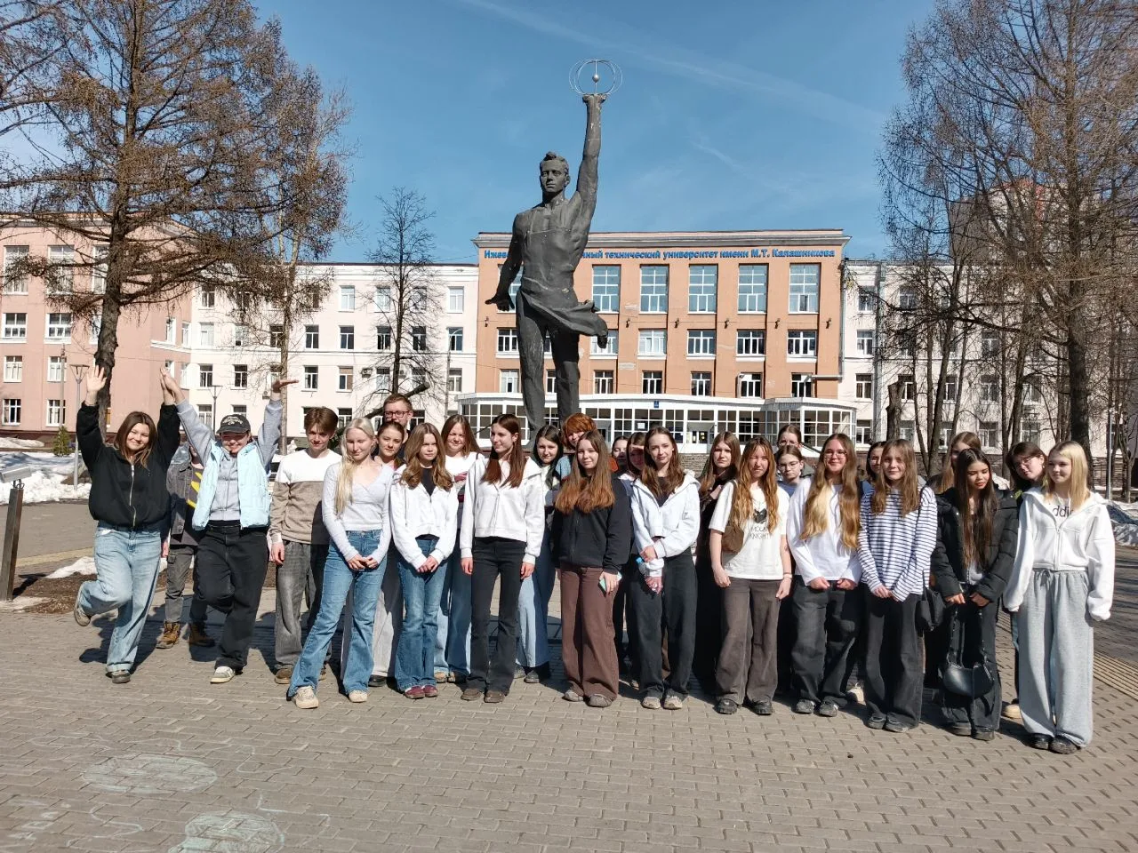 Погружение в мир профессий: обучающиеся ДХШ в Ижевске!
Вчера состоялось профориентационное путешеств
