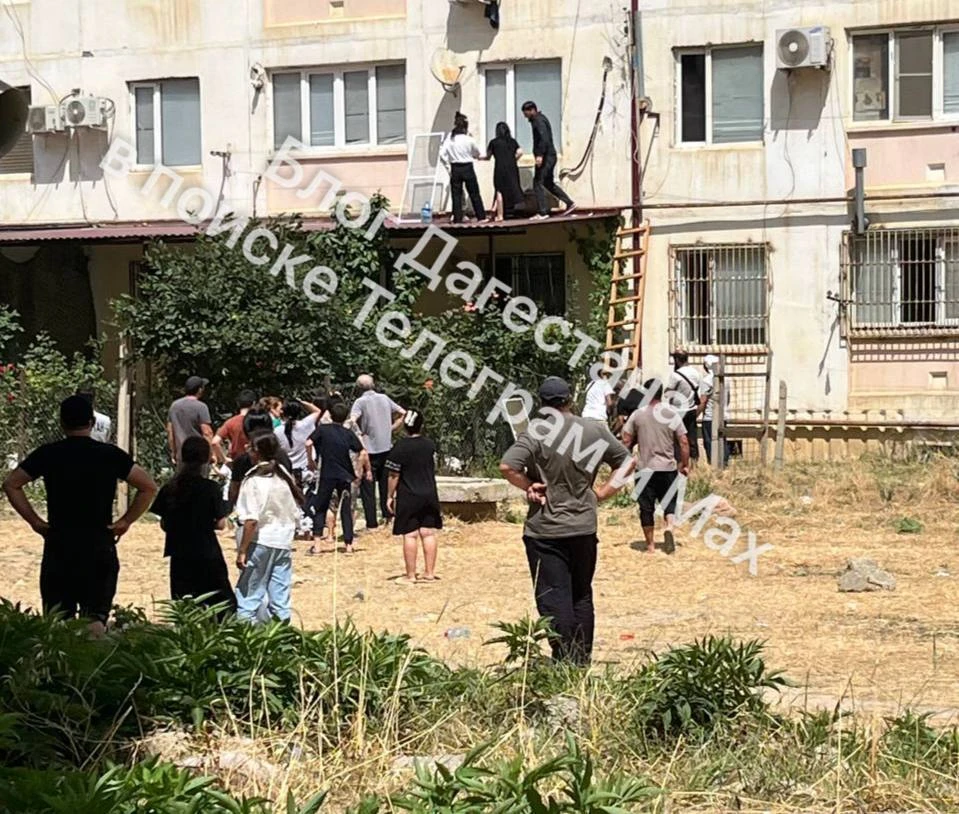 ⚡️Только что в Дербенте в микрорайоне Южный человек выпал с окна, вроде живой.

Подпишись на Голос Д