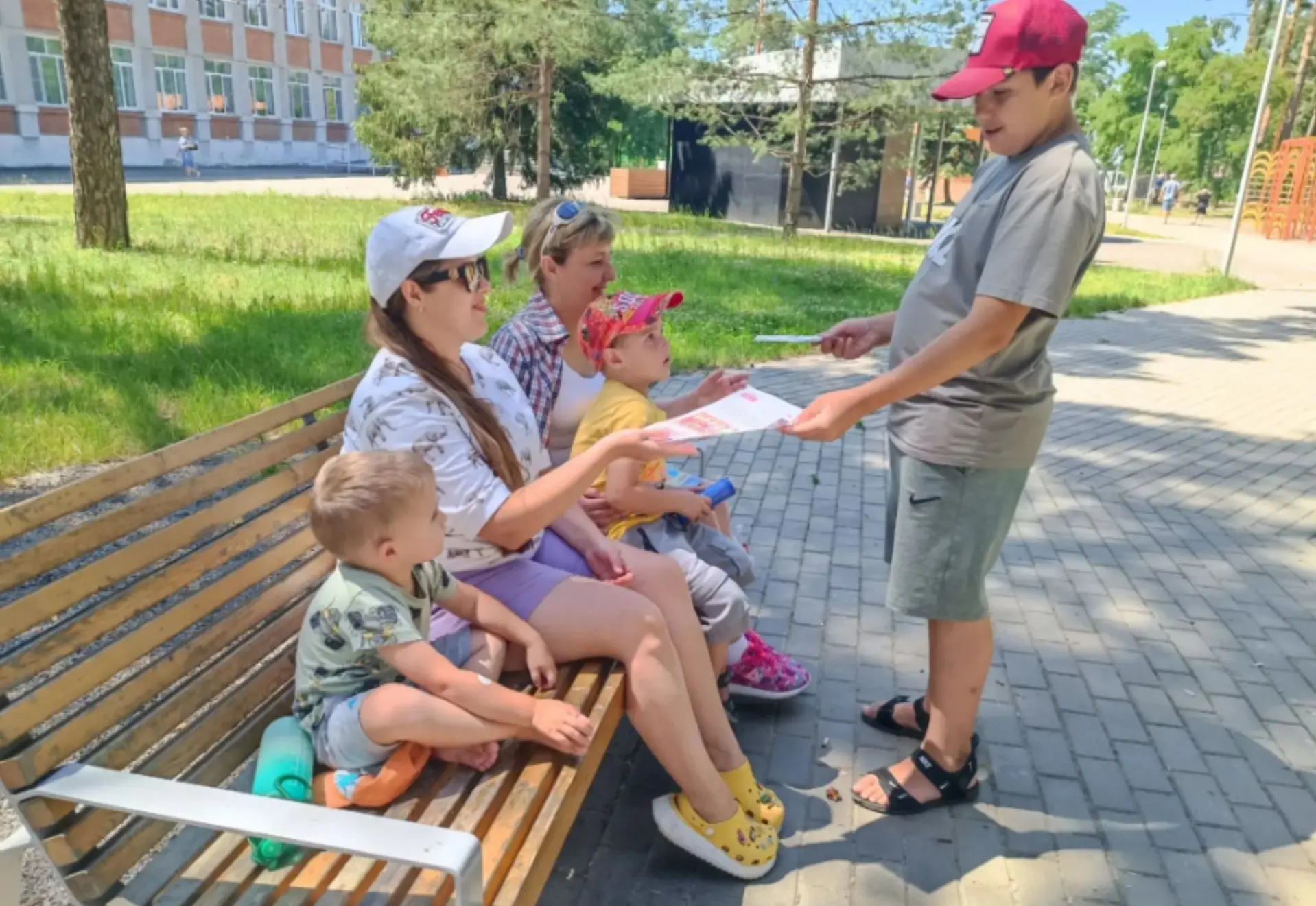 🌞 Мы вновь приняли участие в замечательной уличной акции #ДарюТепло

Мы вышли на улицы города, чтоб