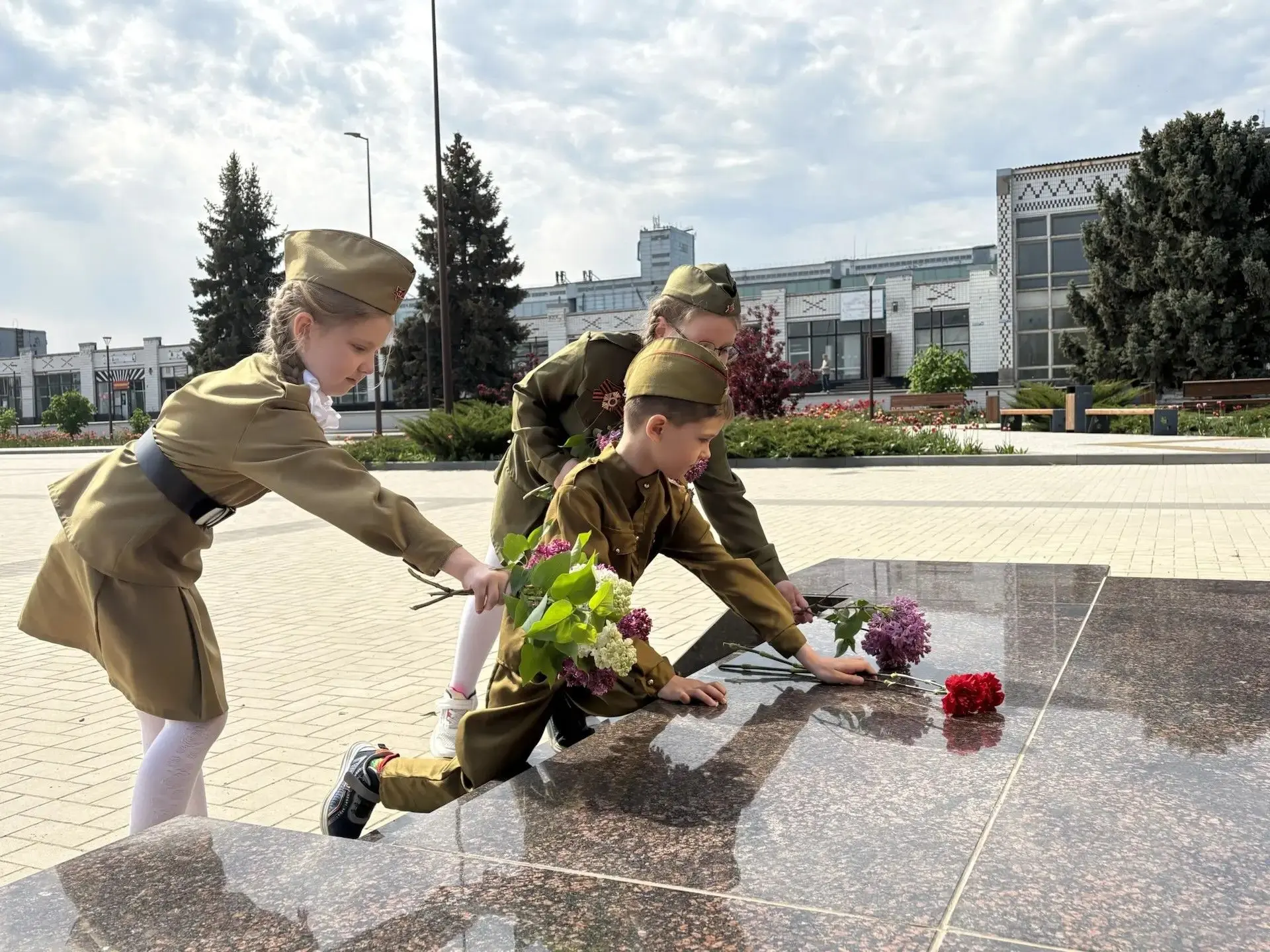 СКЛОНИМ ГОЛОВЫ ПЕРЕД ОБЕЛИСКАМИ