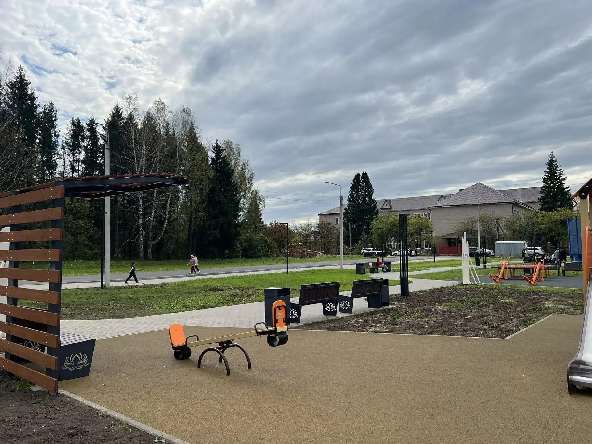 В селе Ильино-Поляна продолжается благоустройство парка «Доблесть». Работа ведется в ра...