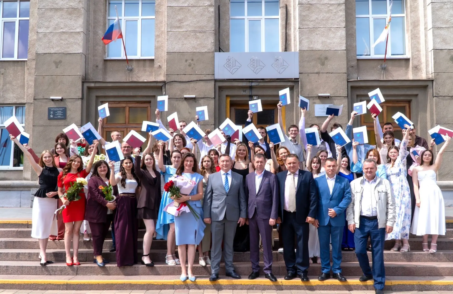 🎓 В Курском ГАУ прошла торжественная церемония вручения дипломов! Среди выпускников — ребята с факу