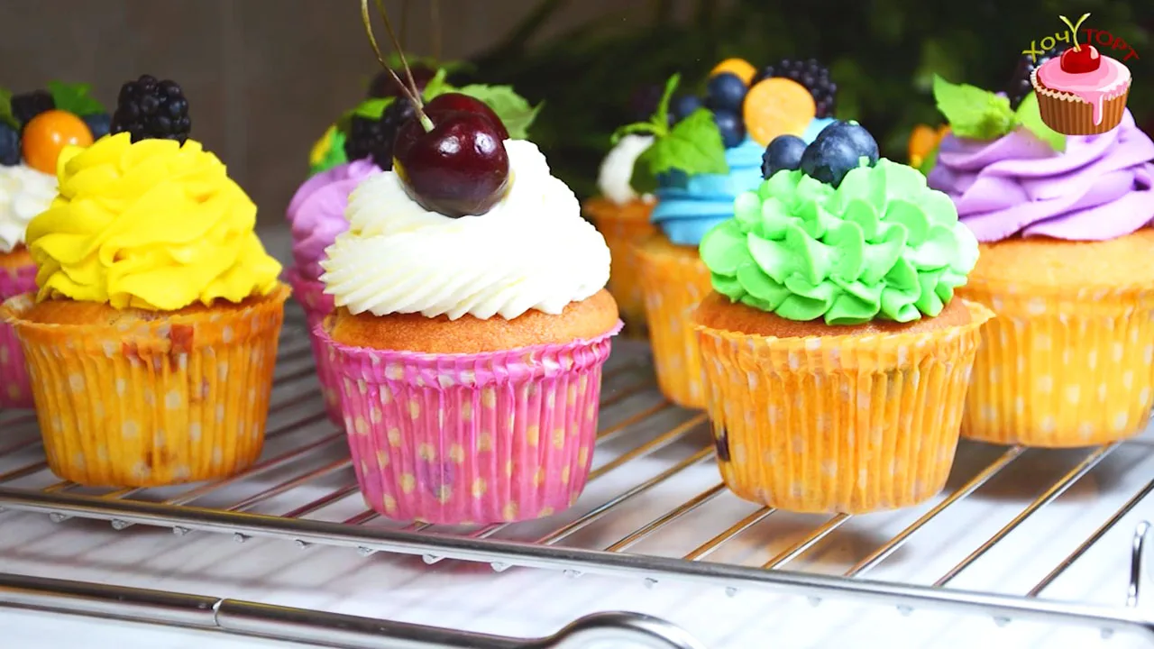 🧁 КАПКЕЙКИ С ЯГОДАМИ 🍓🫐 Нежный ванильный бисквит, сочные ягоды и крем-чиз. Идеальный летний десер