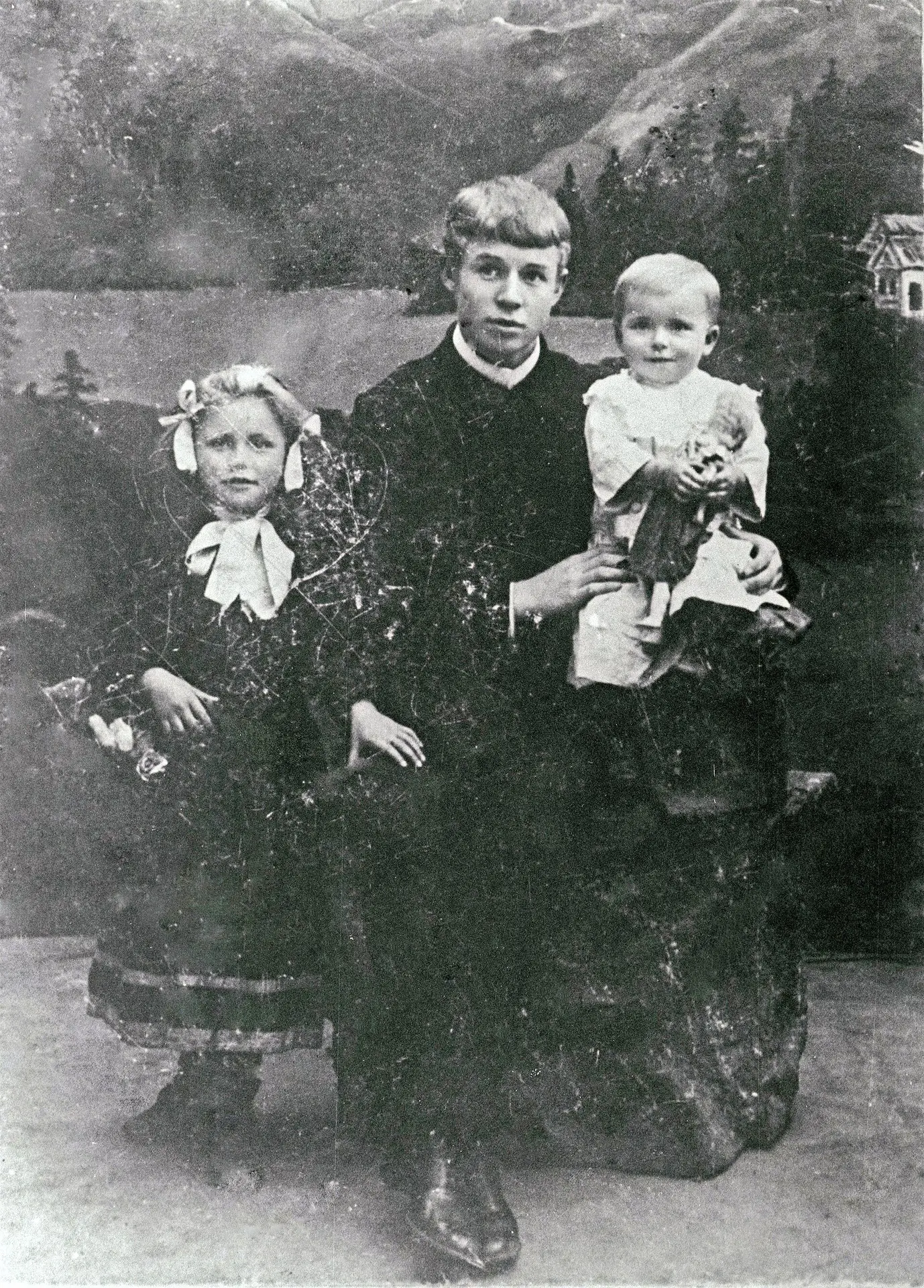 Сергей Есенин с сёстрами Катей и Шурой (1912 год).