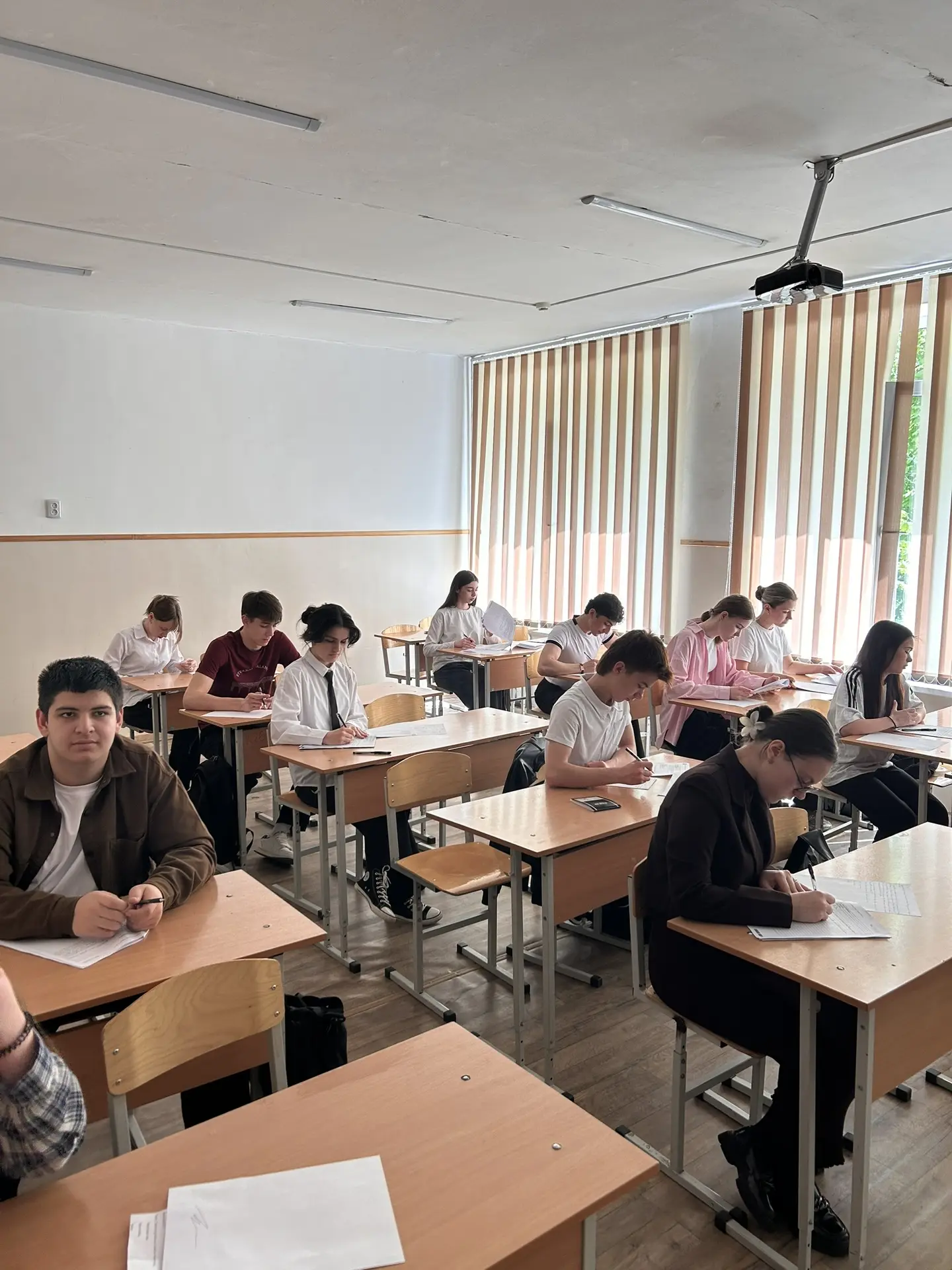✅ Сегодня прошёл третий день всероссийских проверочных работ! ✍️  Ребята из 5, 6, 7, 8 и 10 классов 