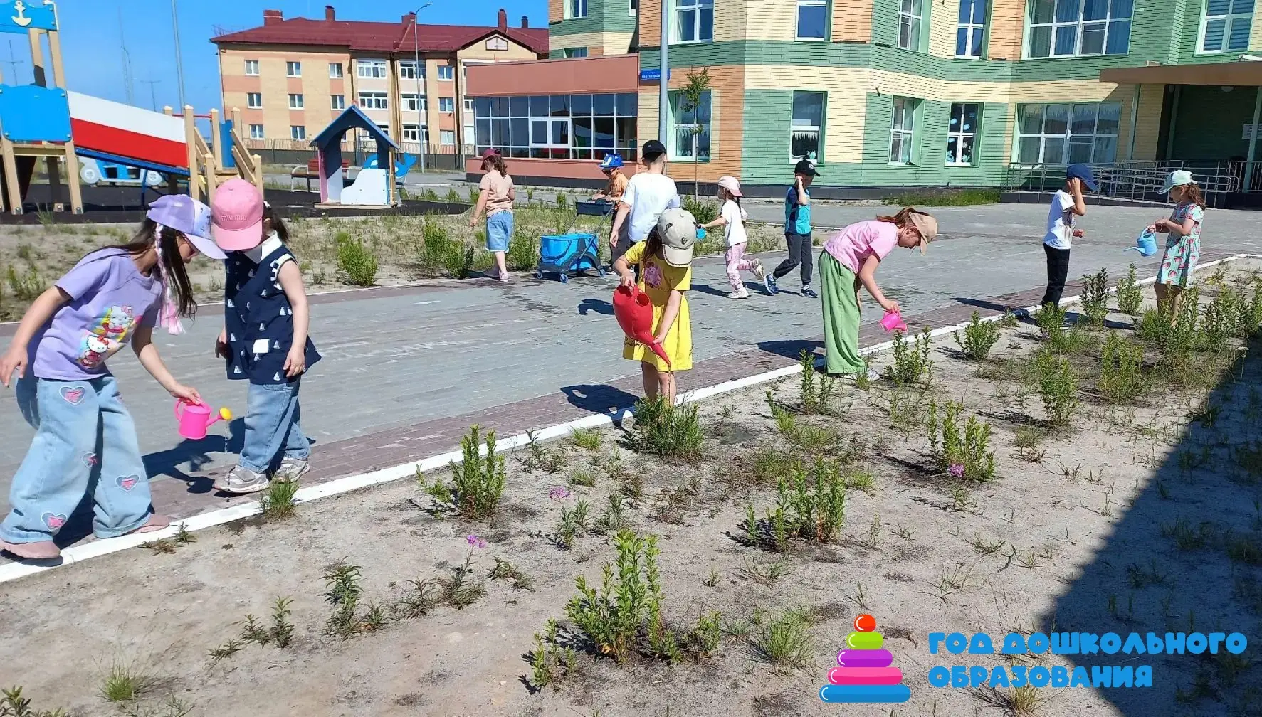 💚 Сегодня на прогулке ребята не просто играли — они заботились о маленьком зелёном мире. Рыхление и