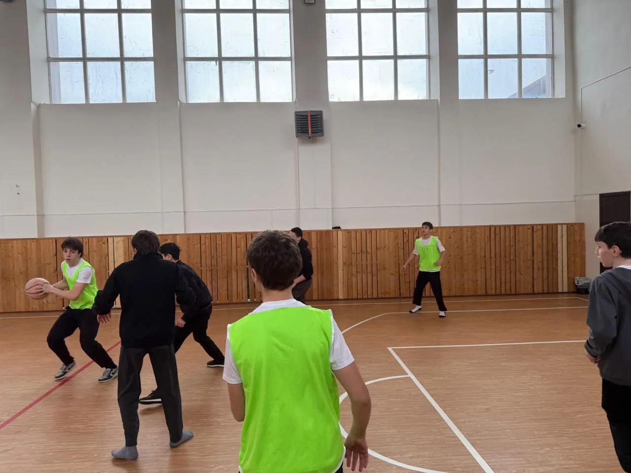 В нашей школе прошёл школьный этап соревнований по баскетболу. Это яркое и захватывающее событие соб
