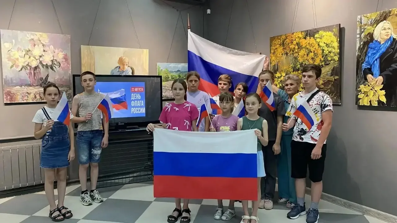 В преддверии празднования Дня государственного флага  Российской Федерации в Выставочно...