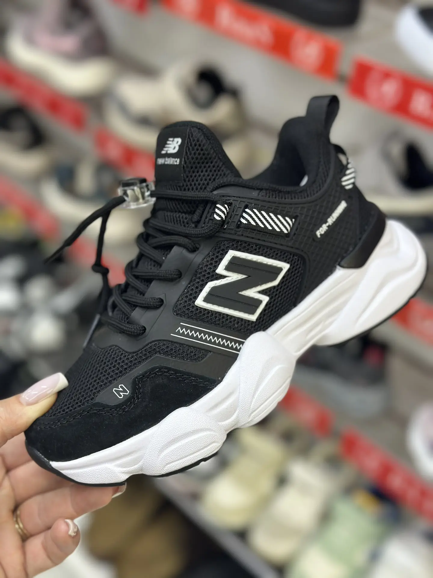 Кроссовки 👟 
Размеры 32-37