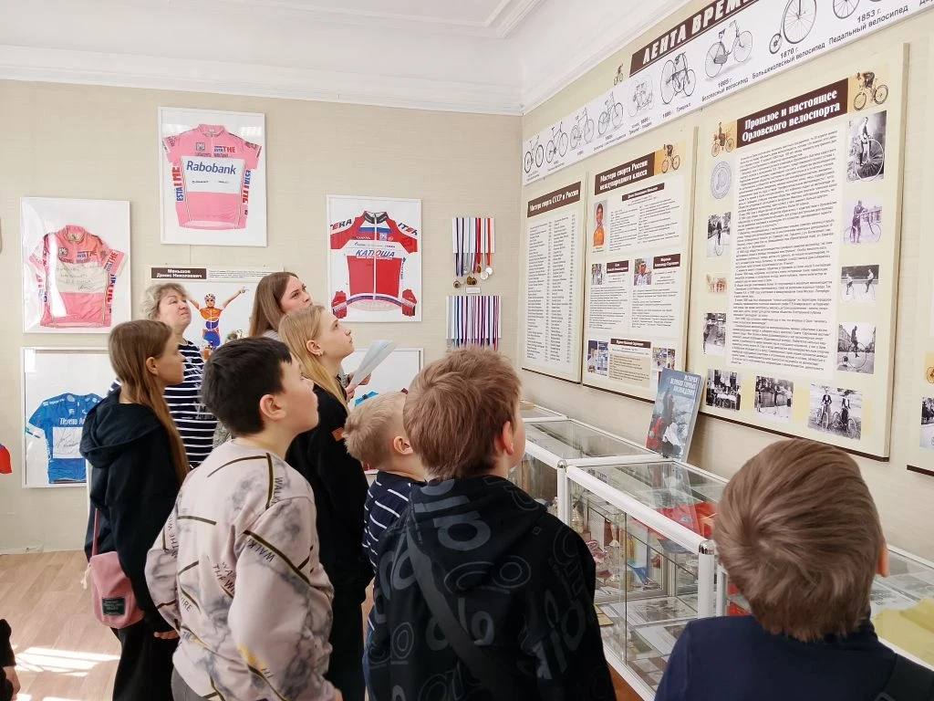 🚴‍♂️ В гостях у истории: школьники Луначарской школы посетили музей велосипедного спор...
