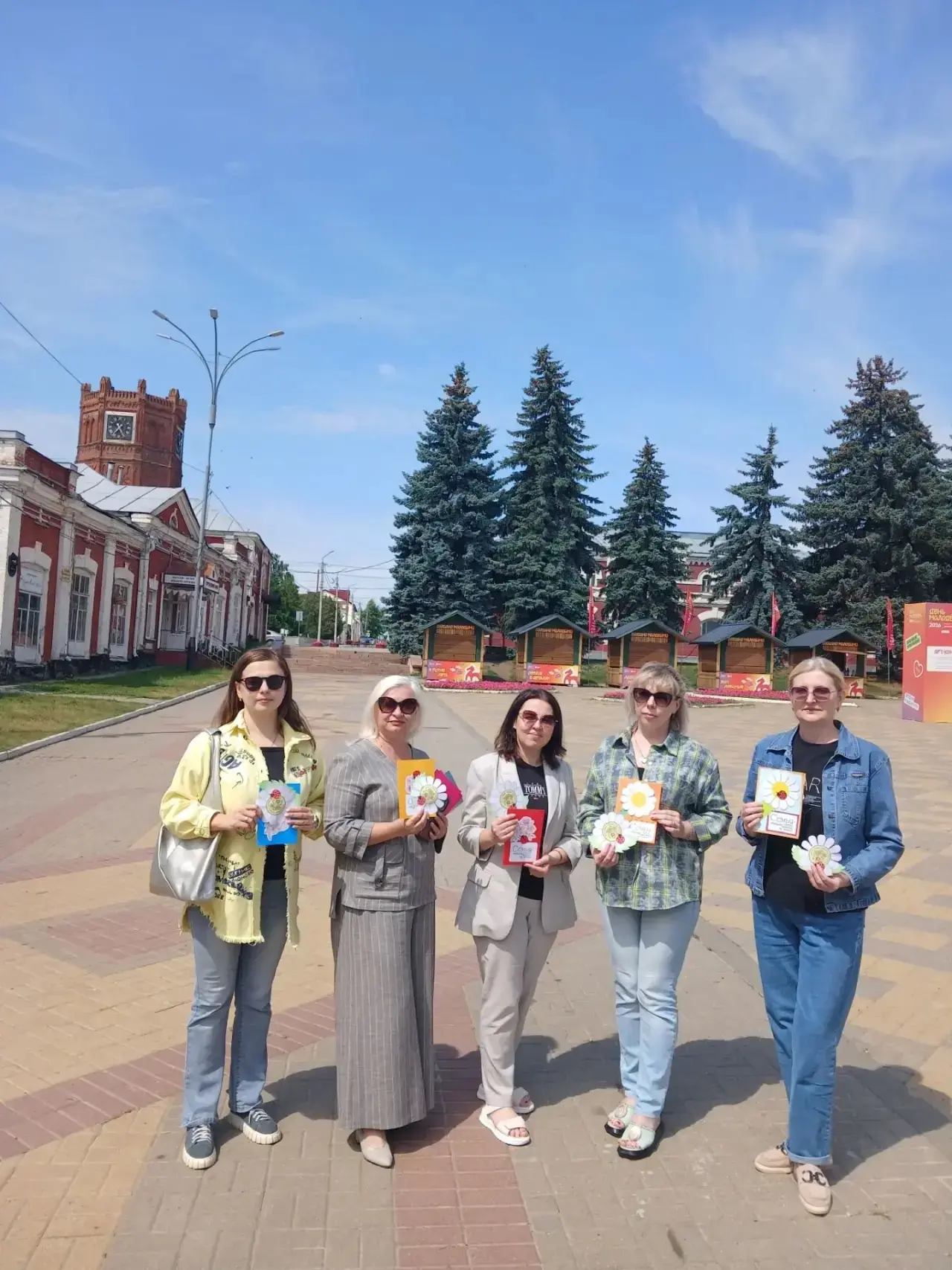 Семья, любовь и ромашки: педагоги ДЮЦ провели праздничную акцию на площади Ленина!❤️