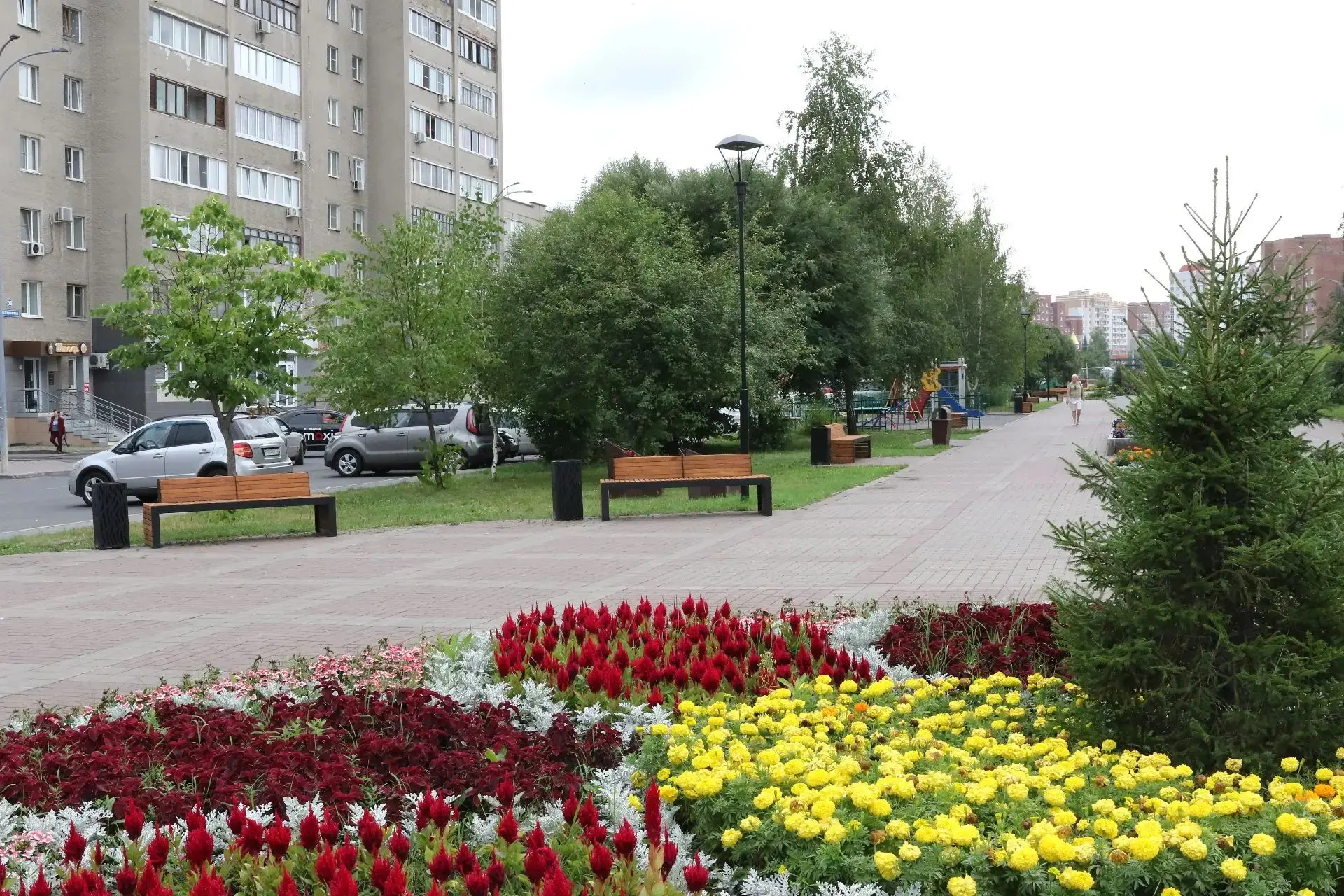 На бульварной части улицы Патриотов установили новые скамейки 

Современные лавочки и урны – очередн
