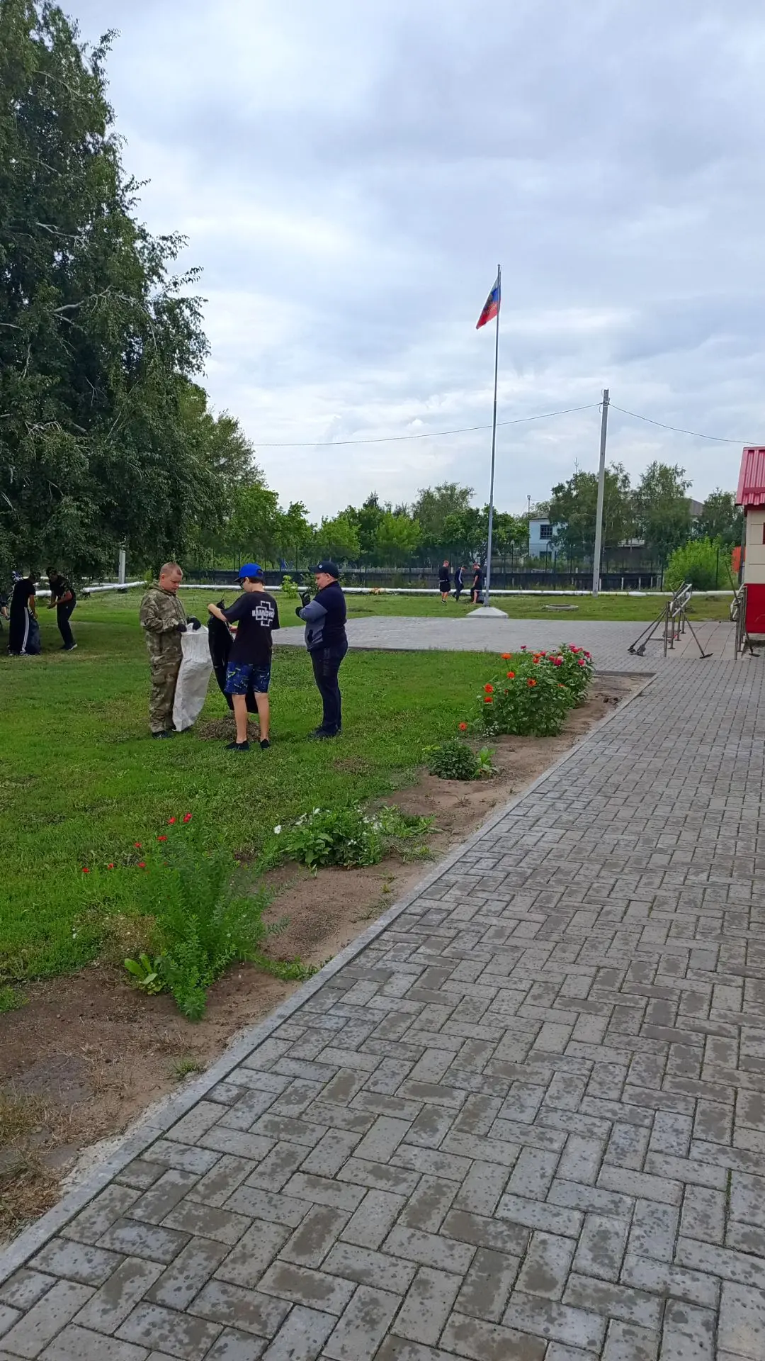 Каникулы с пользой: чистота родного двора — общее дело!