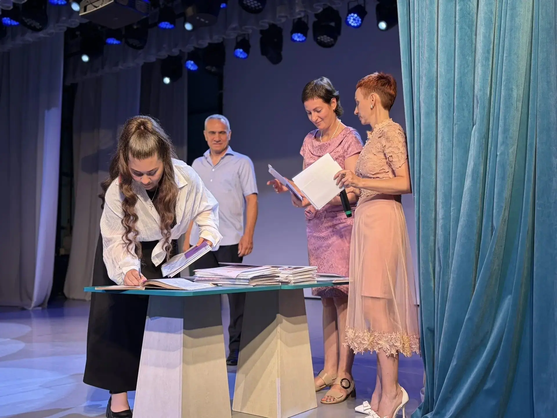 🎓Сегодня особенный день! Мы вручили аттестаты нашим выпускникам 9 класса! 
🎉НаНаш праздник получил