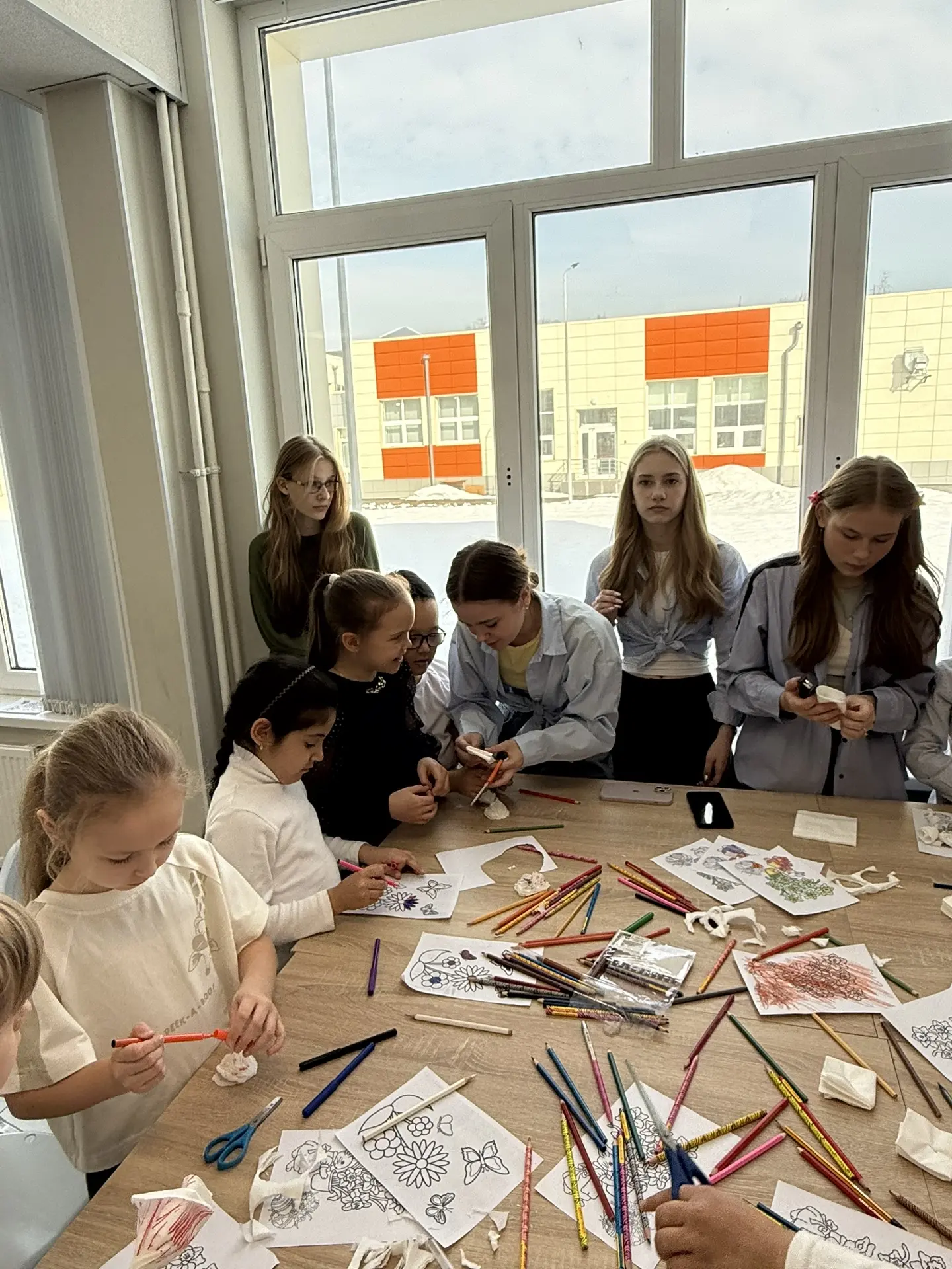 Сегодня в Гимназии прошел день цветов 🌸🎨 Старшеклассники из школьного самоуправления организовали  м