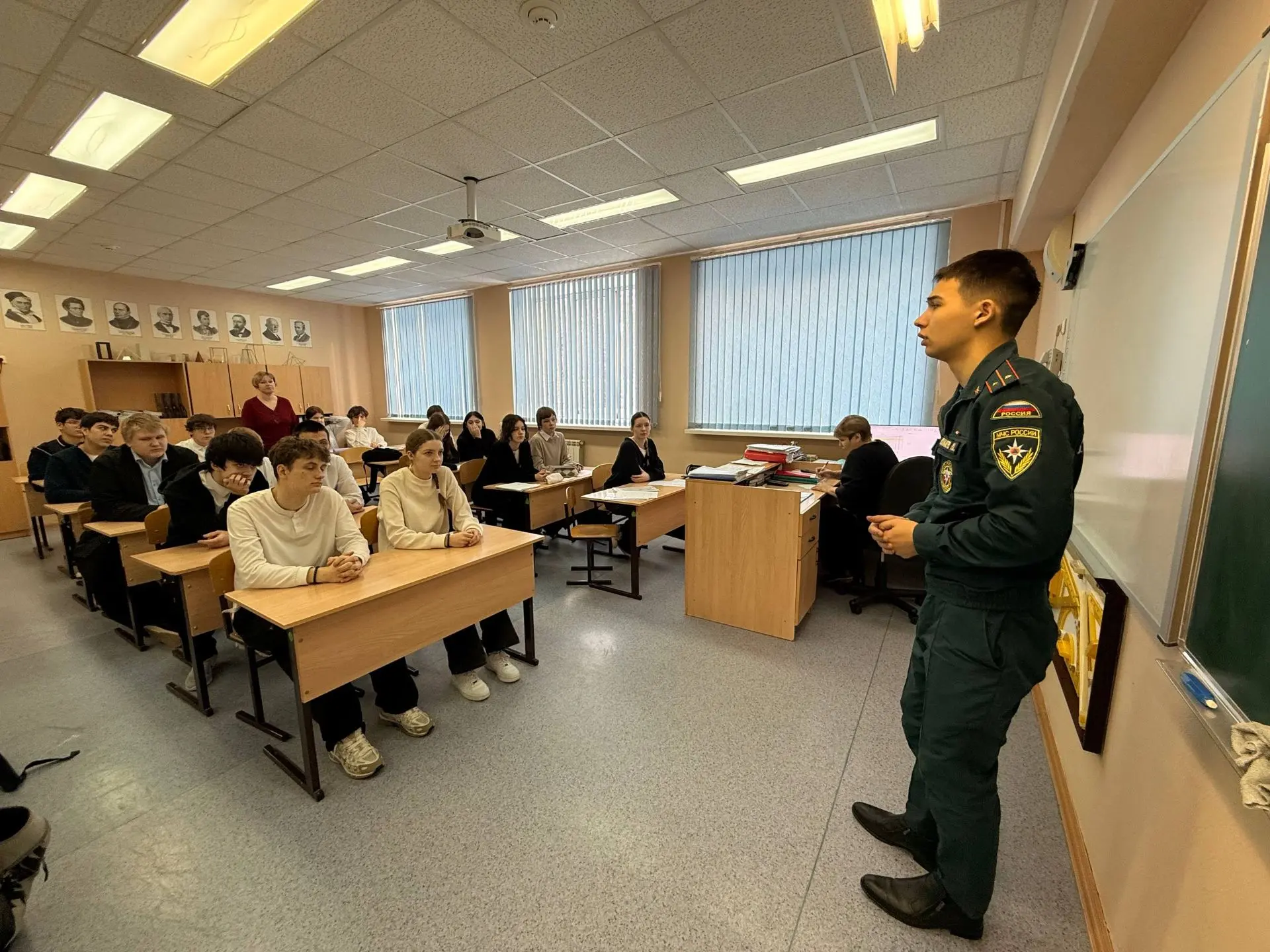 Есть такая профессия — людей спасать! 🚒  Друзья, сегодня у наших старшеклассников (10-11 классы) про