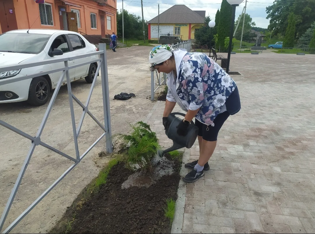 🪏Продолжаем благоустраивать территорию района.
На территории Великотопальского сельского поселения 
