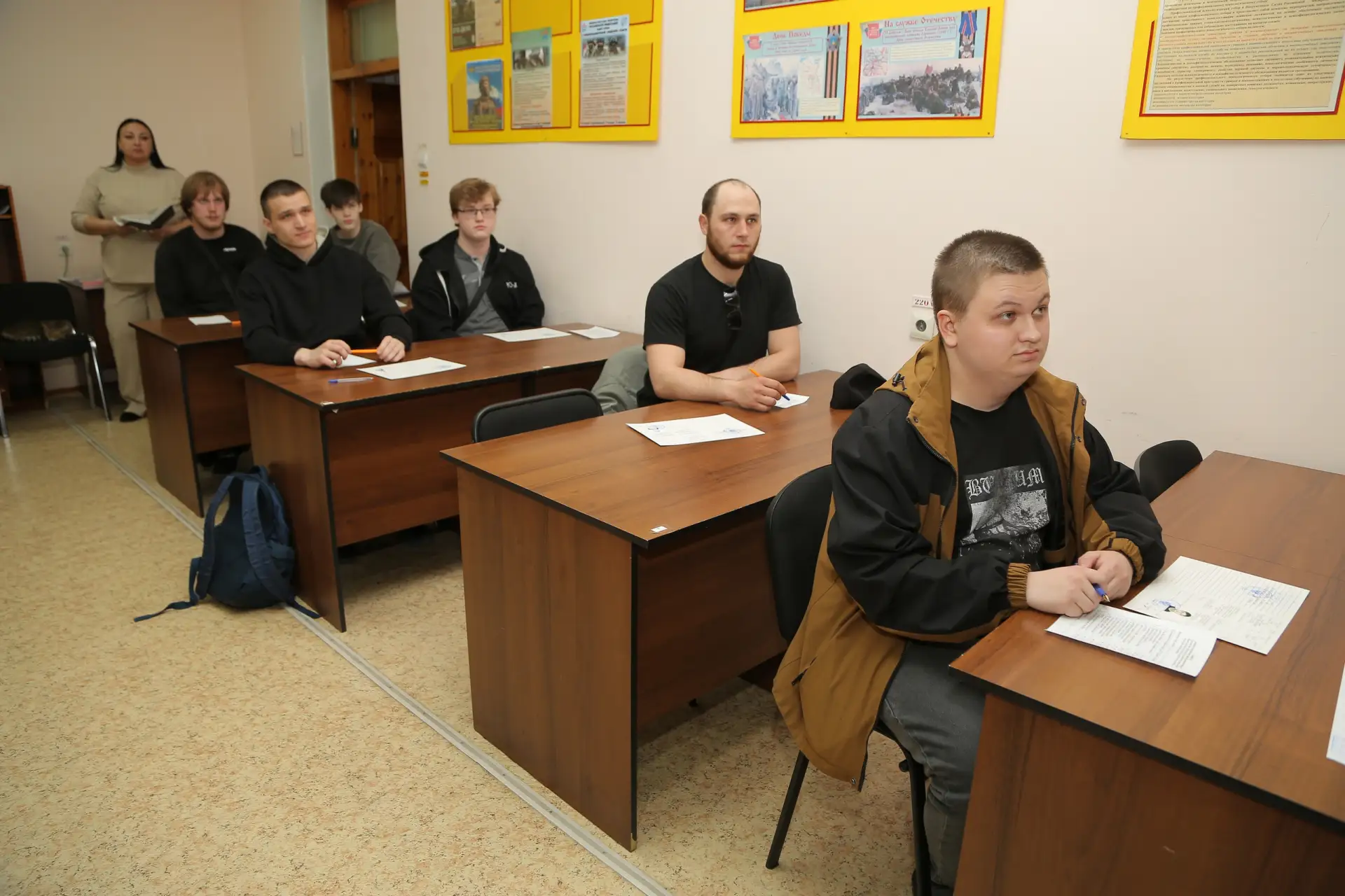 УДАЧИ НА СЛУЖБЕ!   Призывников, убывающих в войска в мае, пригласили в военкомат, вручили подарки и 