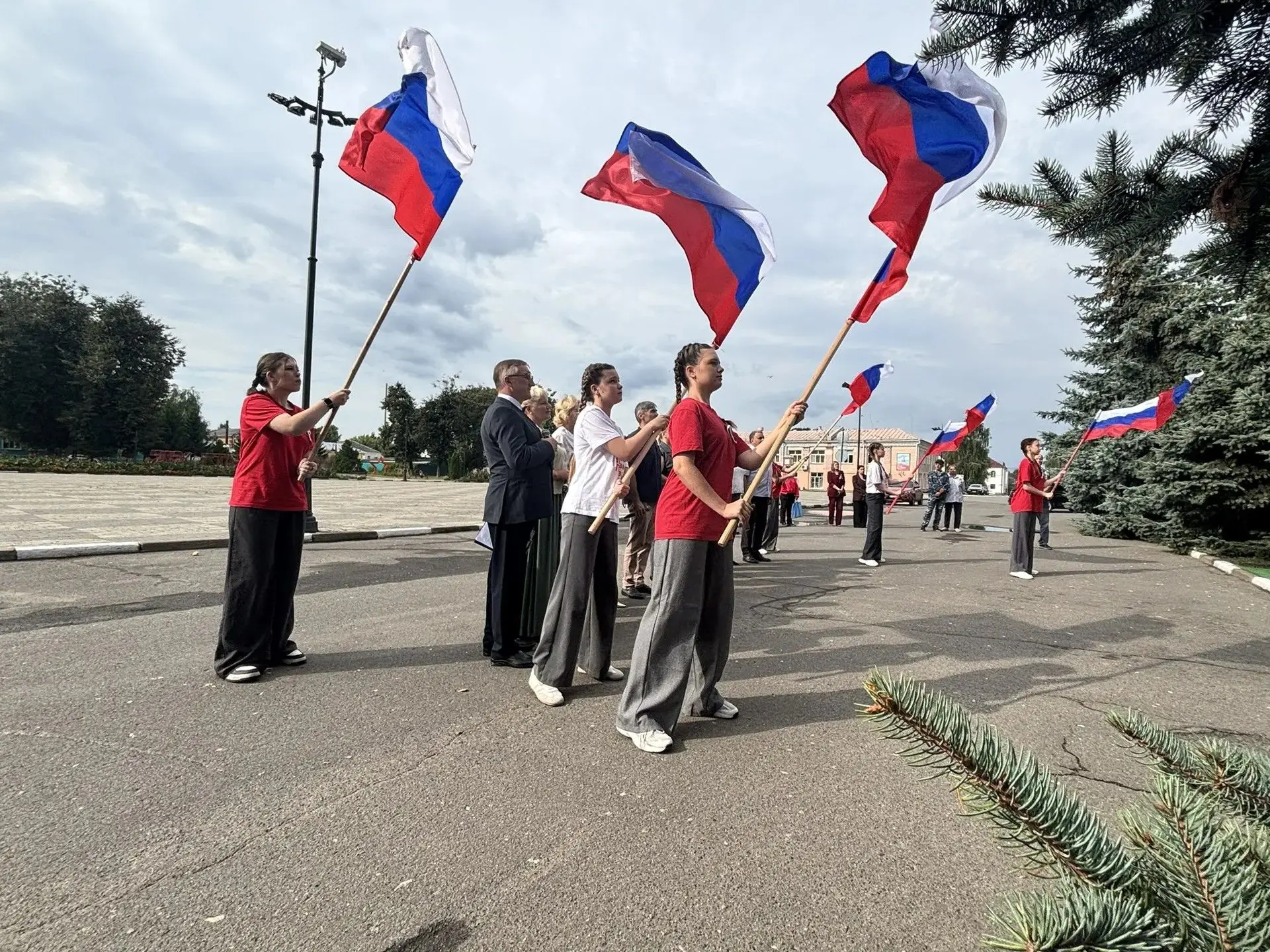 Сегодня, 21 августа, на площади у здания администрации прошла торжественная церемония п...