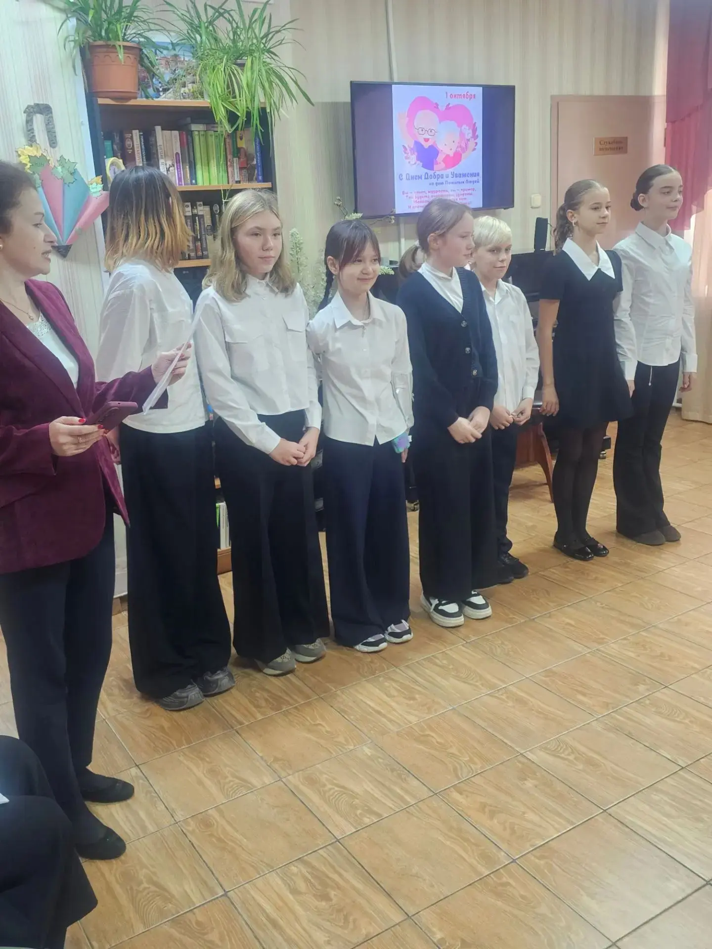 В День пожилого человека 1 октября 2026г ученики 5-7 классов нашей школы подарили жител...