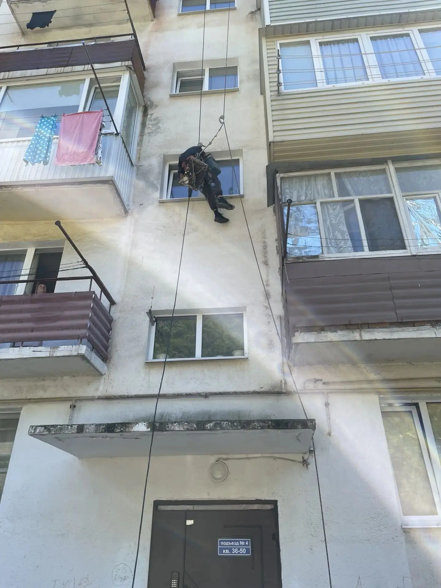 Выполнены работы по мытью окон МКД по ул. Б. Хмельницкого г. Туапсе.