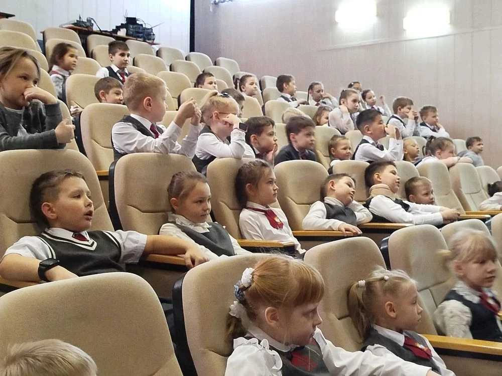🎭Сегодня ученики первых и вторых классов стали зрителями уникального спектакля от артистов театра «Г