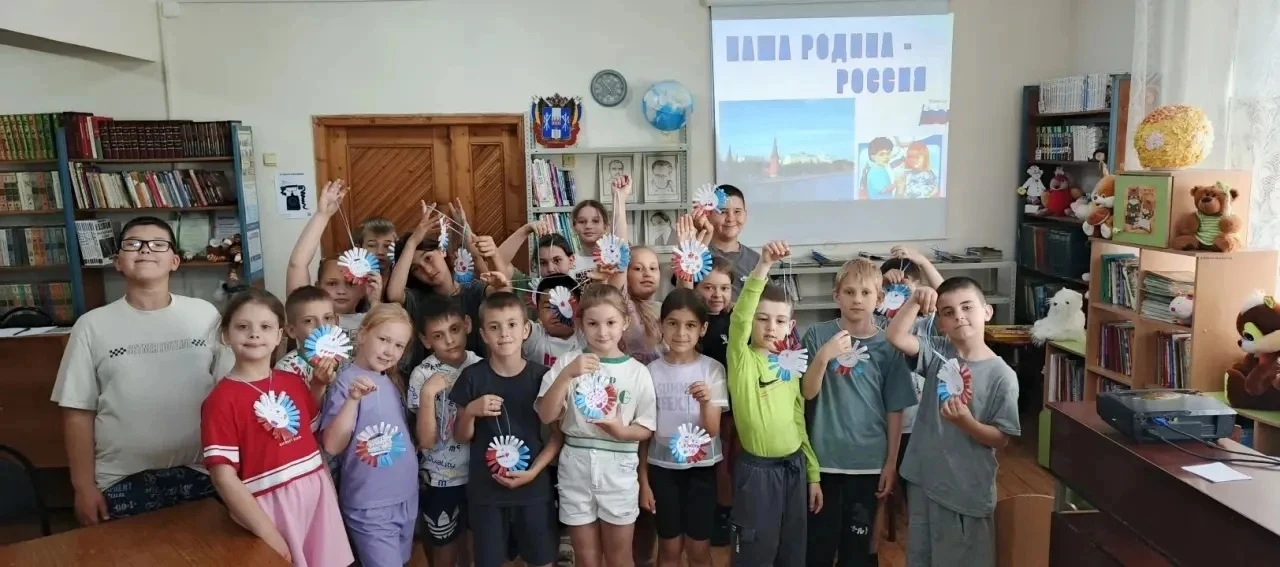 В этот день вокруг красиво: Всюду флаги и цветы.               День России! День России!   Нарядилис