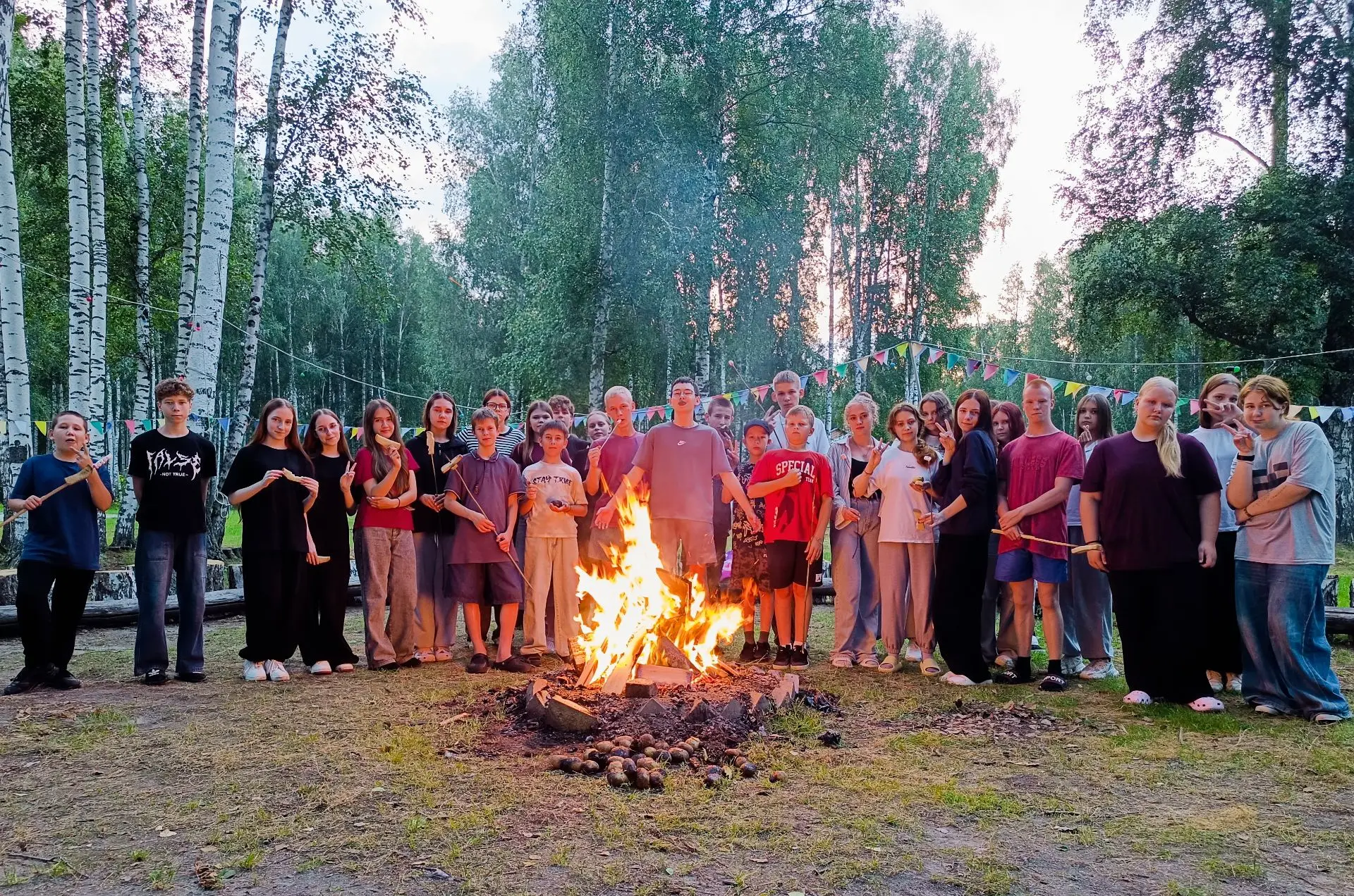 🔥Сегодня ребята из третьего отряда "Шаманы" провели тематический отрядный огонек возле костра.
🤗Де