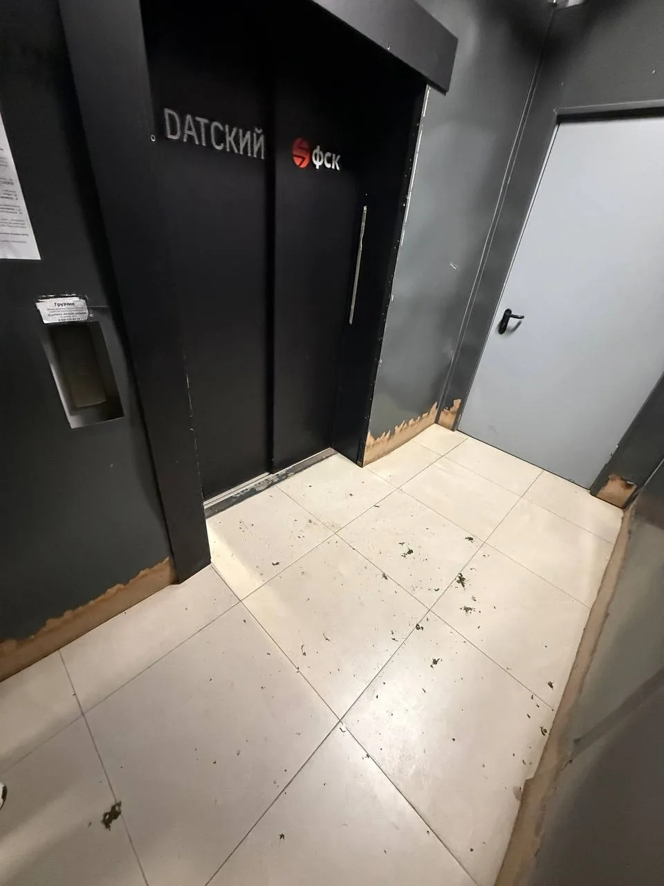 Полковника Романова 11, 5 подъезд.