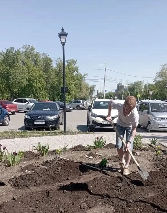 Клумба, которая радует глаз   Весна в Кургане вступила в свою активную фазу, поэтому в городе продол