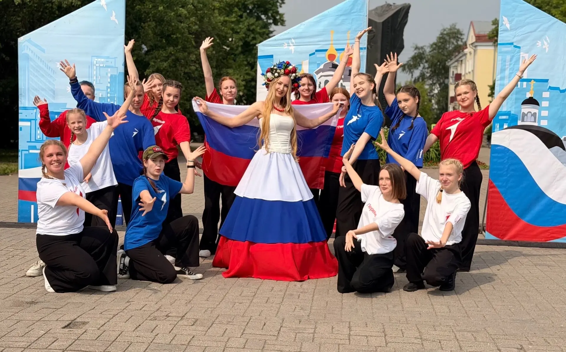 🇷🇺Сегодня на площади Металлургов состоялось городское мероприятие, посвящённое Дню России для восп