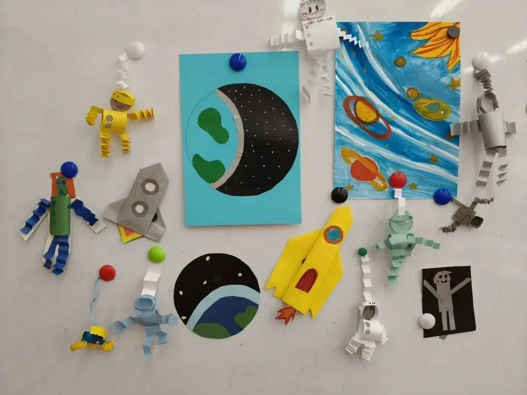 🚀 Космическая пятница в нашей школе! 🌌  В преддверии Дня космонавтики наша школа буквально окунулась