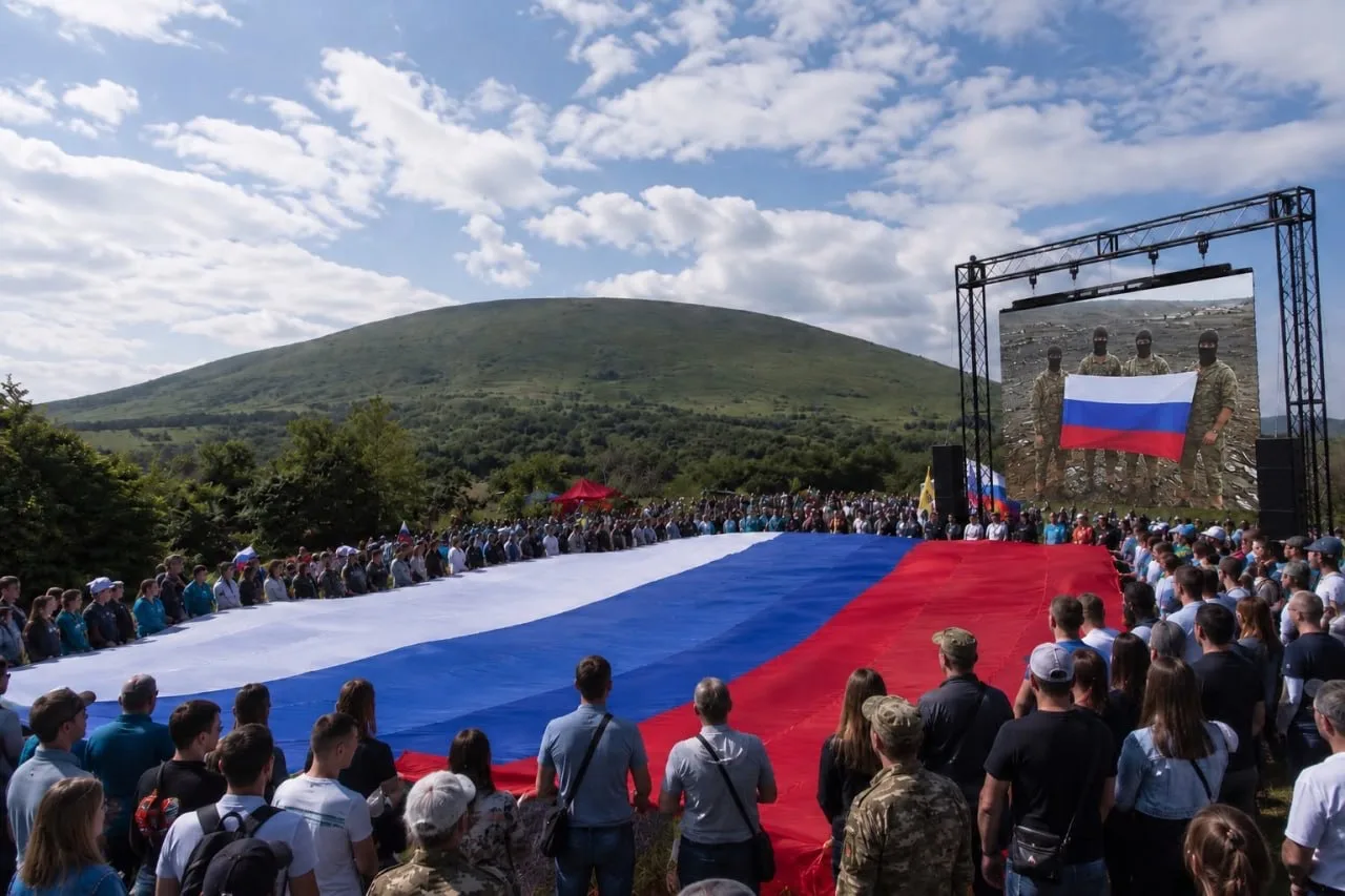 🇷🇺 В День России на горе Юца развернули 60-метровый флаг

Акция собрала больше тысячи жителей Пред