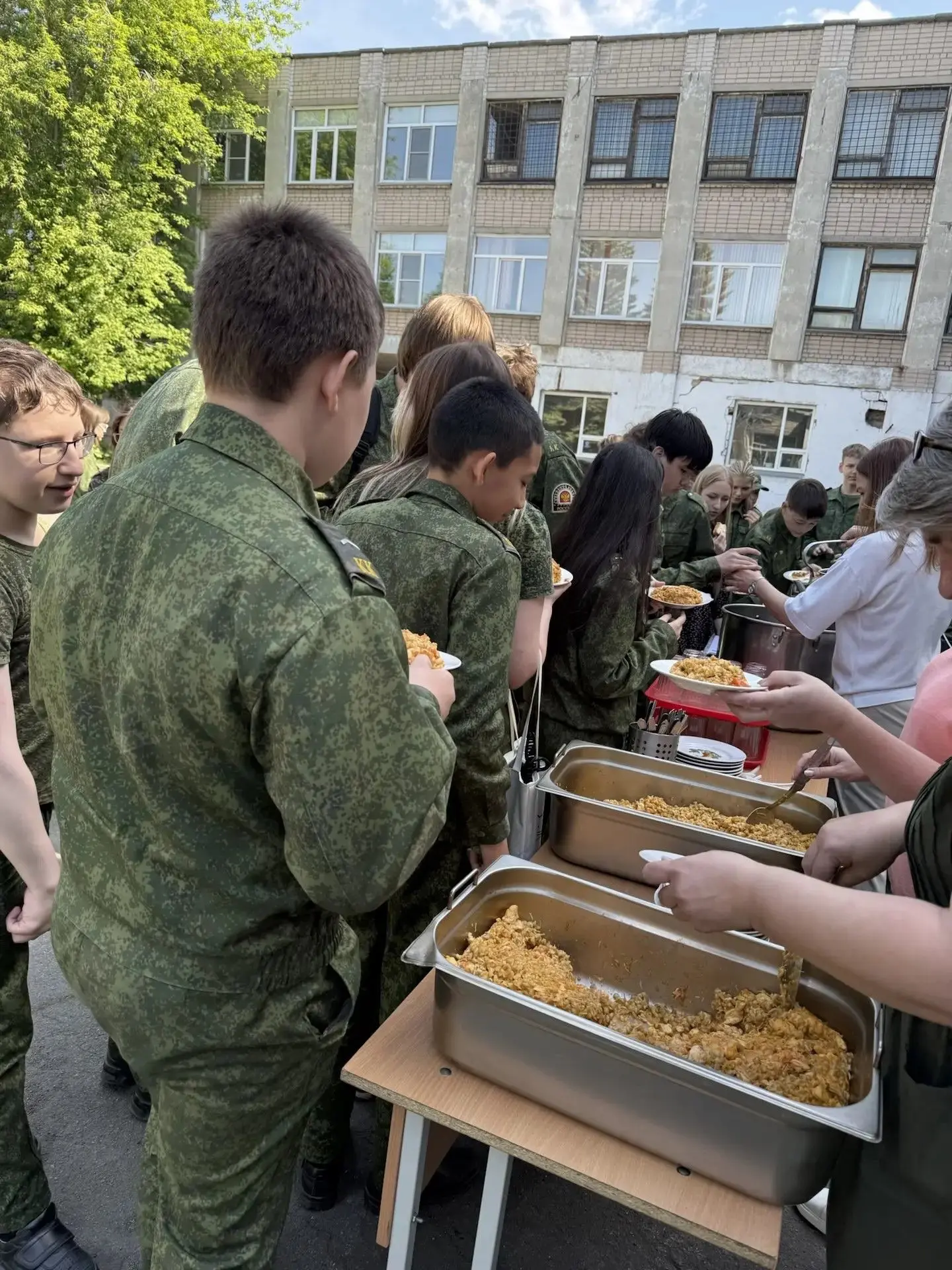 В нашей школе прошла ежегодная «Зарничка»! 🇷🇺  Кадетские классы погрузились в атмосферу настоящей по