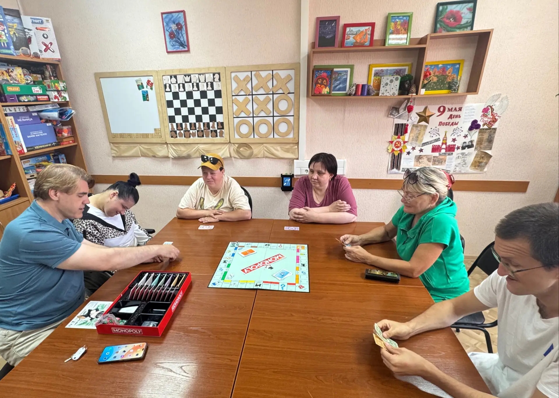 Играть, рисовать, узнавать новое - у каждой встречи в отделении дневного пребывания сво...