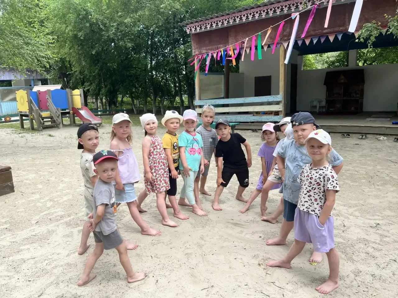 🦶🏻«Босохождение»

🌞Летом самое время уделить внимание босохождению🦶🏻. Большинство детей любят х