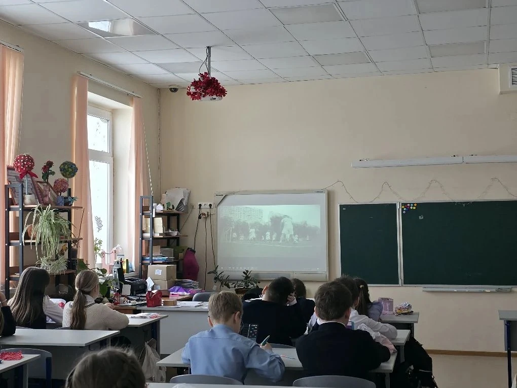 🇷🇺В Бутурлиновской средней общеобразовательной школе в 5 классах состоялся показ Всероссийского днев