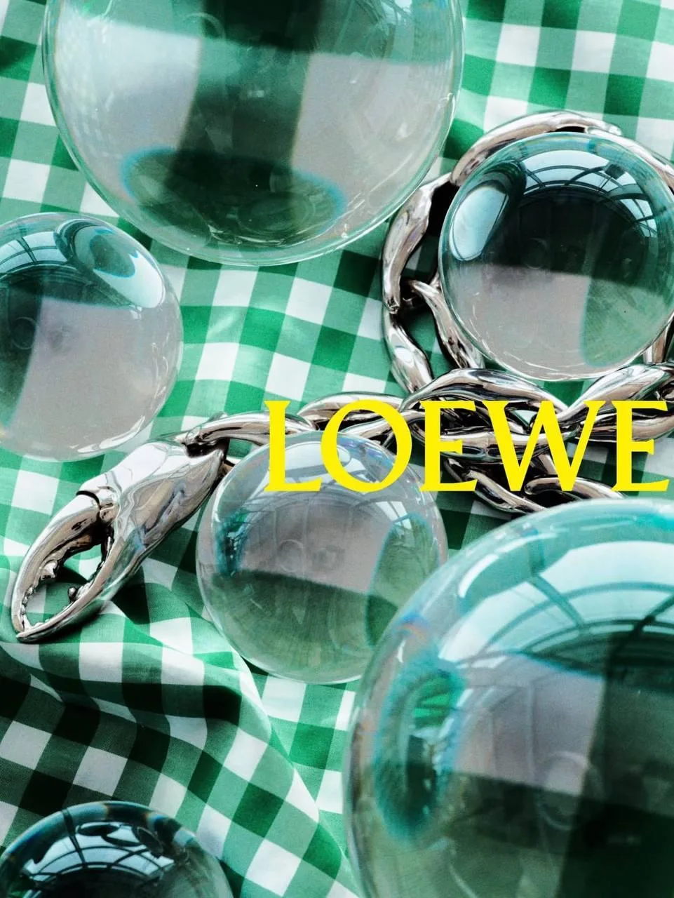 Loewe уже показали первый снег в своем осенне-зимнем кампейне.
