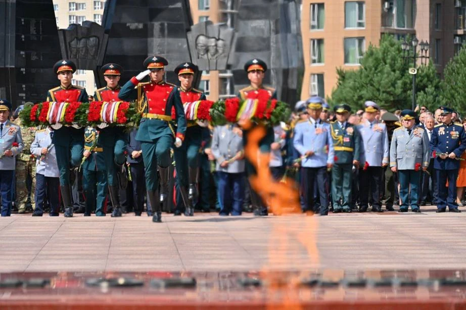 Торжественная церемония возложения венков и цветов к Вечному огню прошла в Хабаровске