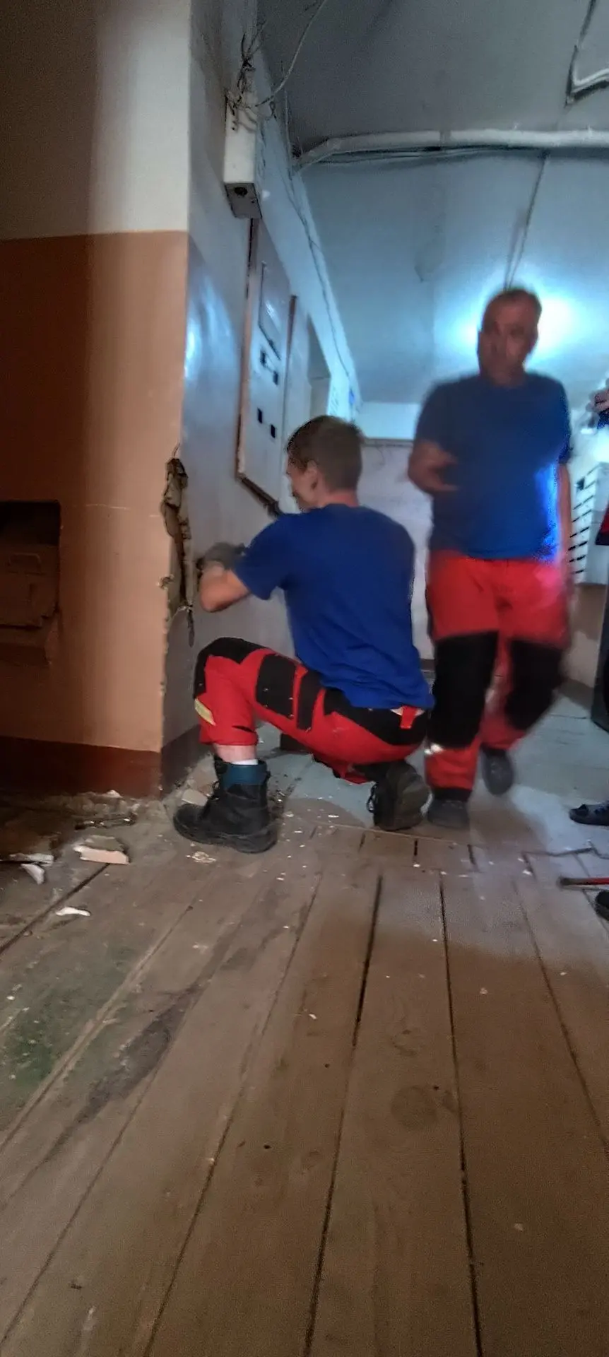 Котика спасли. Живой, целый, но испуган сильно. Испуганный был на столько, что, когда в...