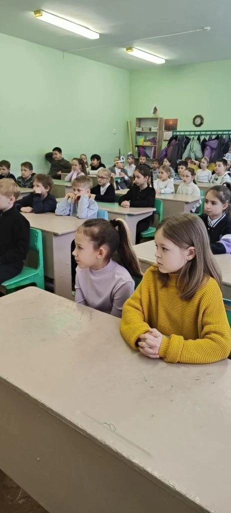 🎭 Волшебство на сцене: ученики 2б покорили зрителей!  В рамках Недели начальных классов наши юные ар