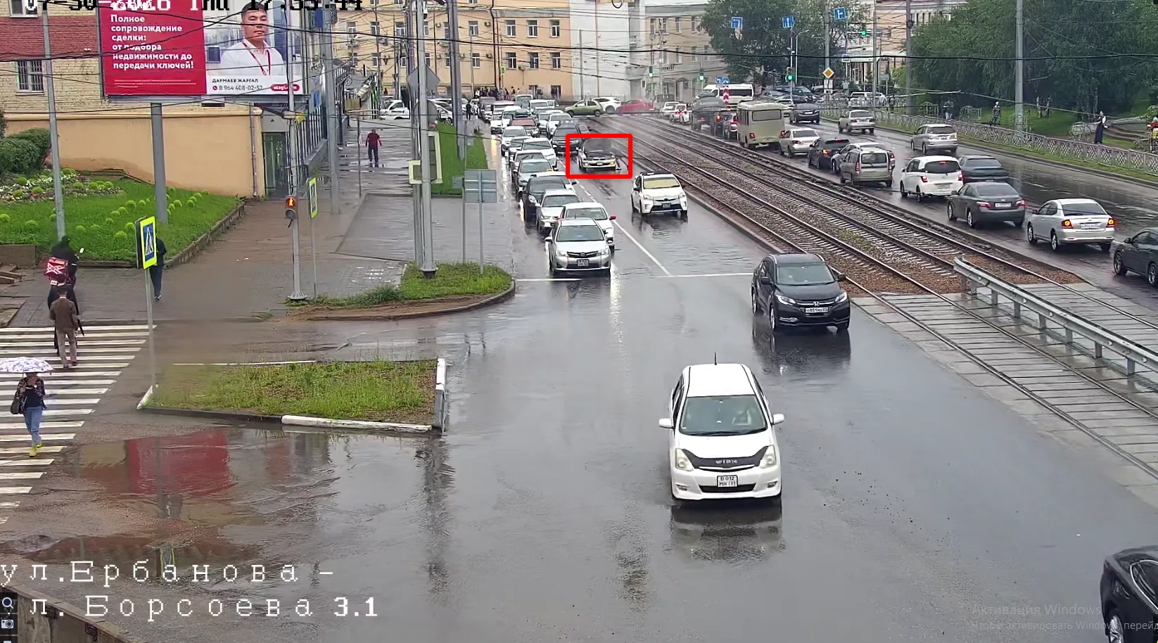 ✅На ул.Ербанова (Дом быта) стоит легковой автомобиль с включенным аварийным сигналом, занята левая п