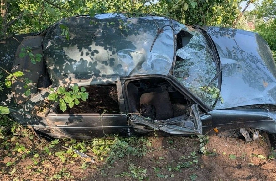 Пьяный водитель на "Приоре" слетел в кювет и перевернулся 

Авария произошла в Бабаево на перекрёстк