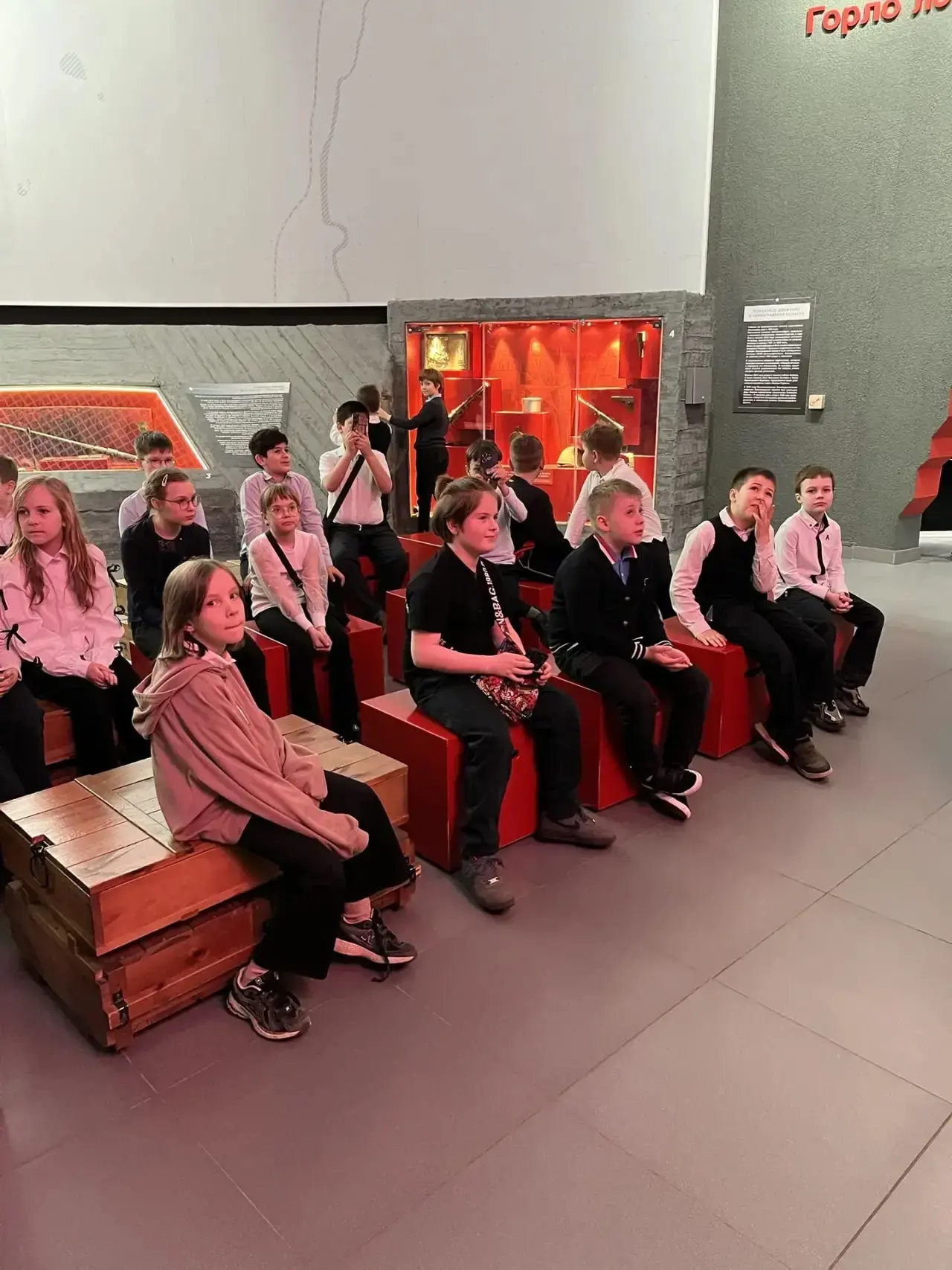 🚌🎒 16 апреля 3 «Д» совершил настоящий рывок во времени!  В рамках подготовки к великому празднику — 
