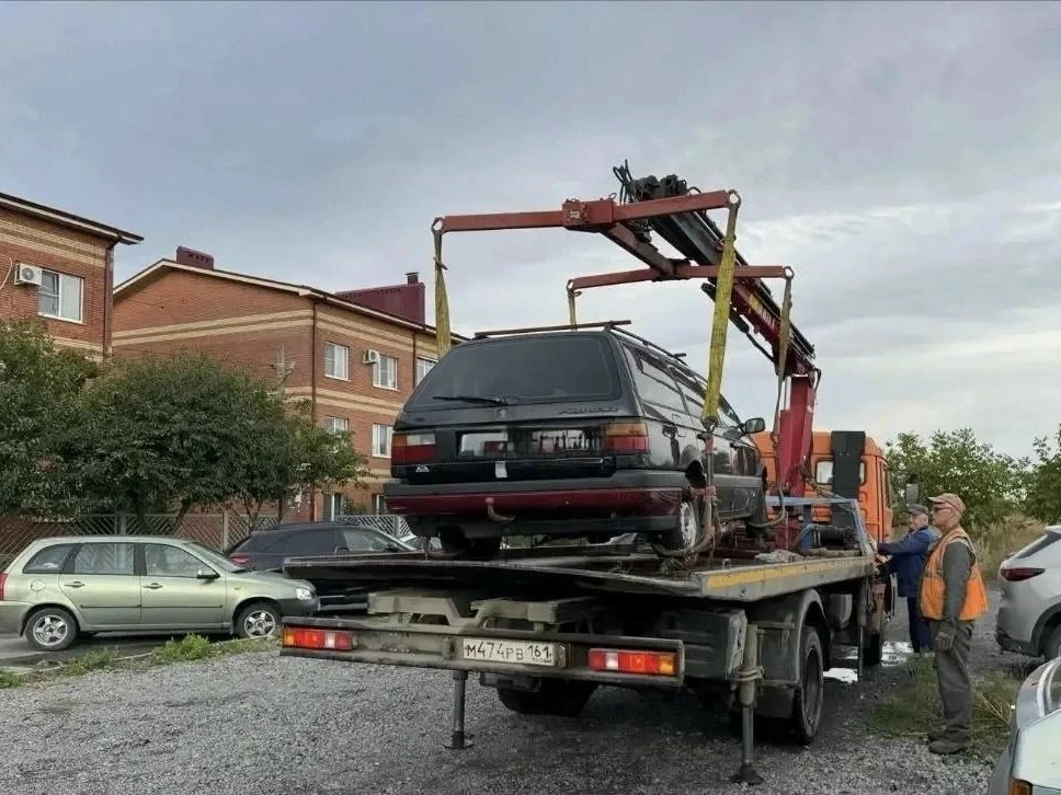 🧹🚰 Выполнена эвакуация брошенных транспортных средств по адресам: ул. Чехова, 335 и п...
