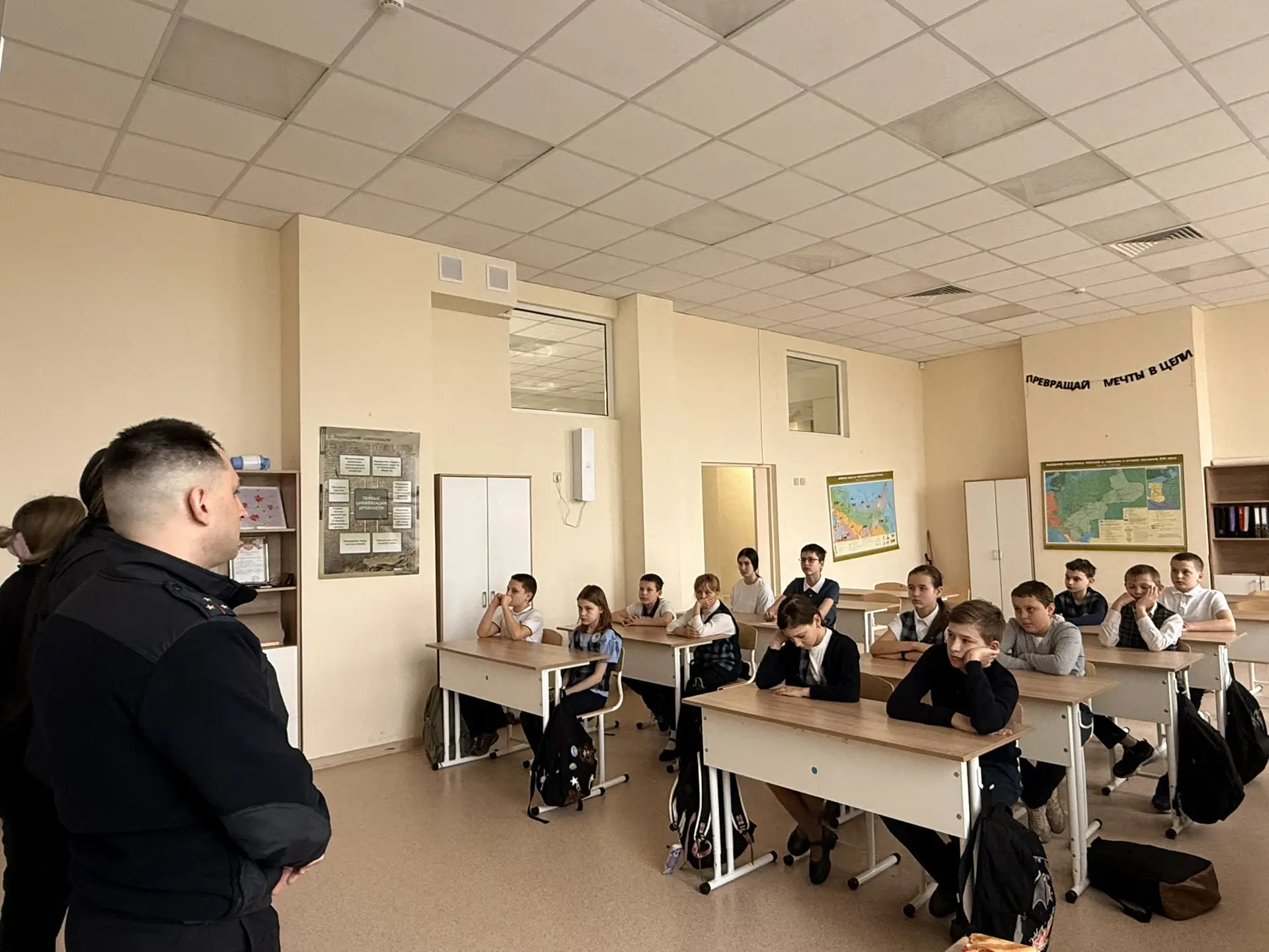 🌼 В преддверии весенних каникул в МБОУ СОШ № 17 г. Азова прошли важные профилактические беседы с обу
