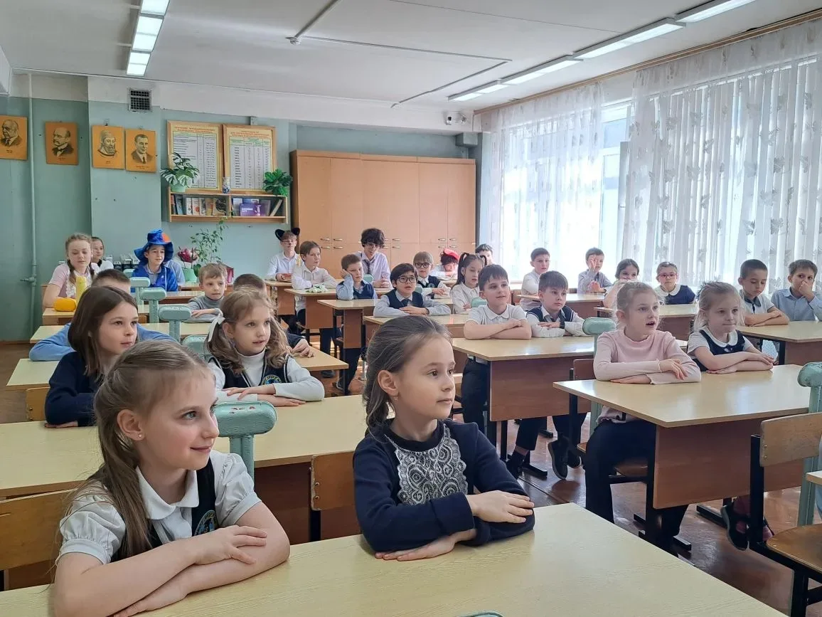🧑‍🎓⚡ Члены клуба "Юные физики" (учащиеся 7-А класса ) подготовили и показали учащимся начальной школ