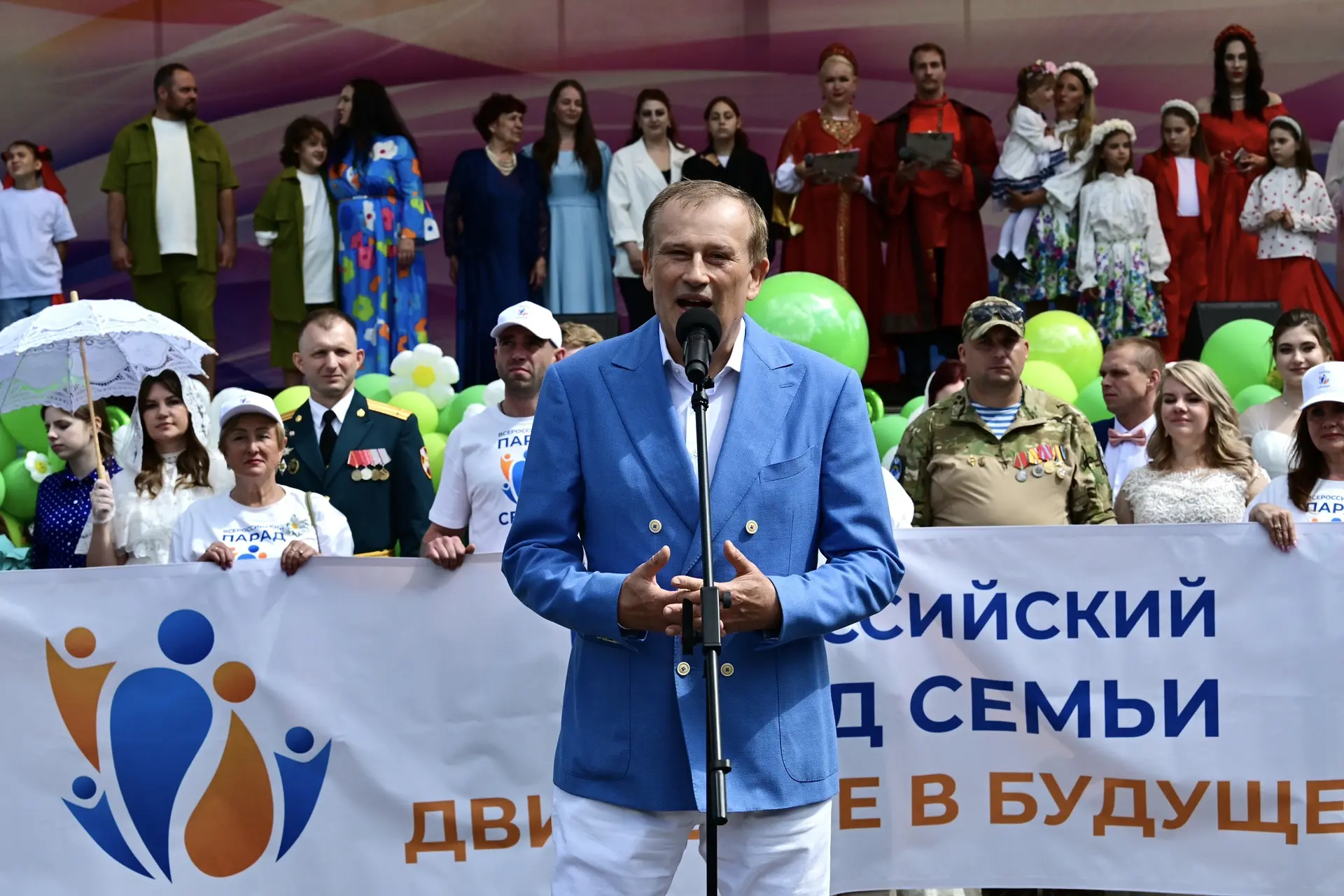 По Всеволожску шагает большая ленинградская семья. Здесь и малыши, которые едва держат ...