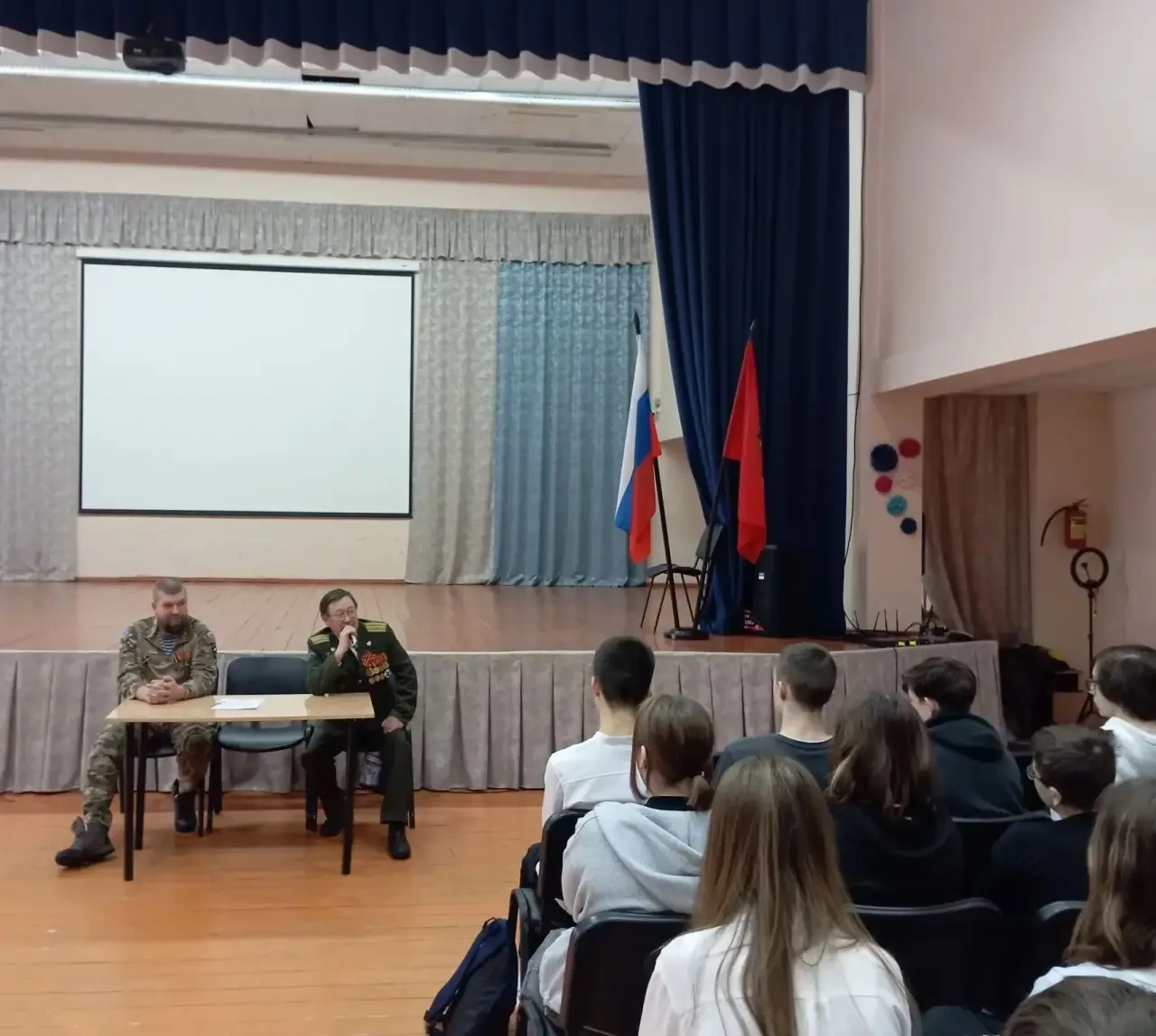 🔥 «Диалог с героем»: школьники встретились с участником СВО!  Сегодня в #школа42Владимир прошла увле