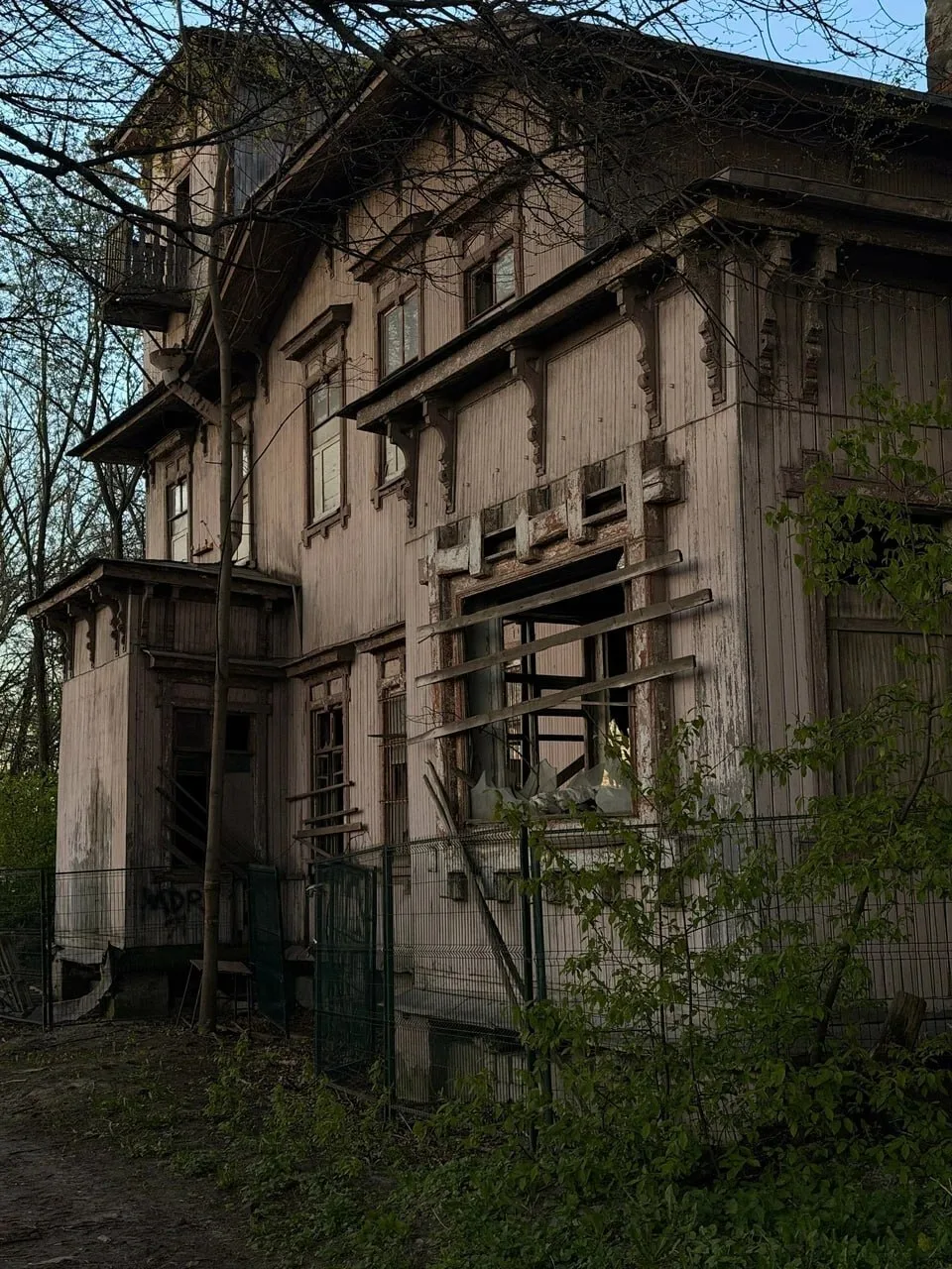 🔥 На Петровской косе загорелся заброшенный объект культурного наследия — Дом Ропса.